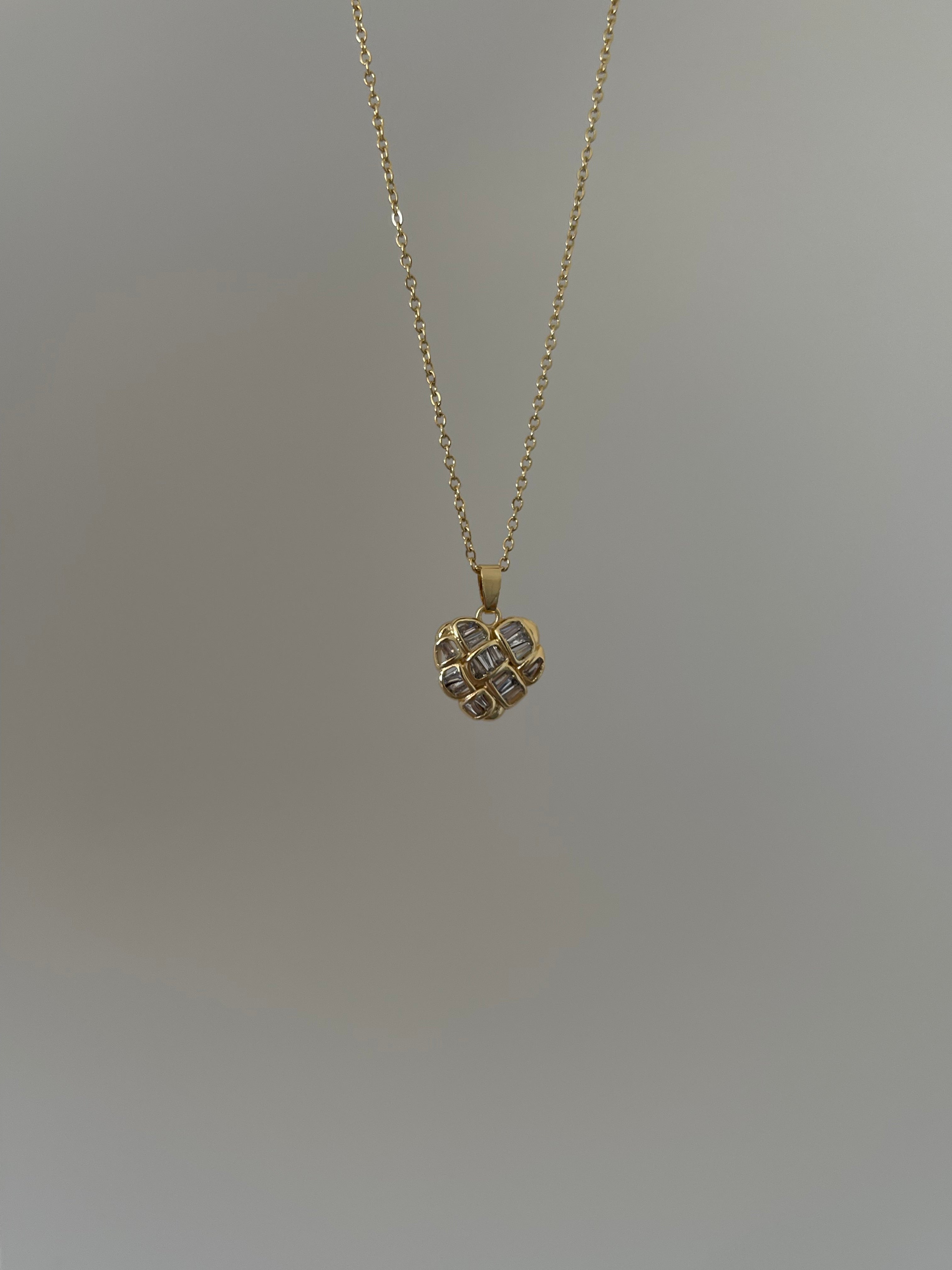 Çelik taş detay kalp kolye