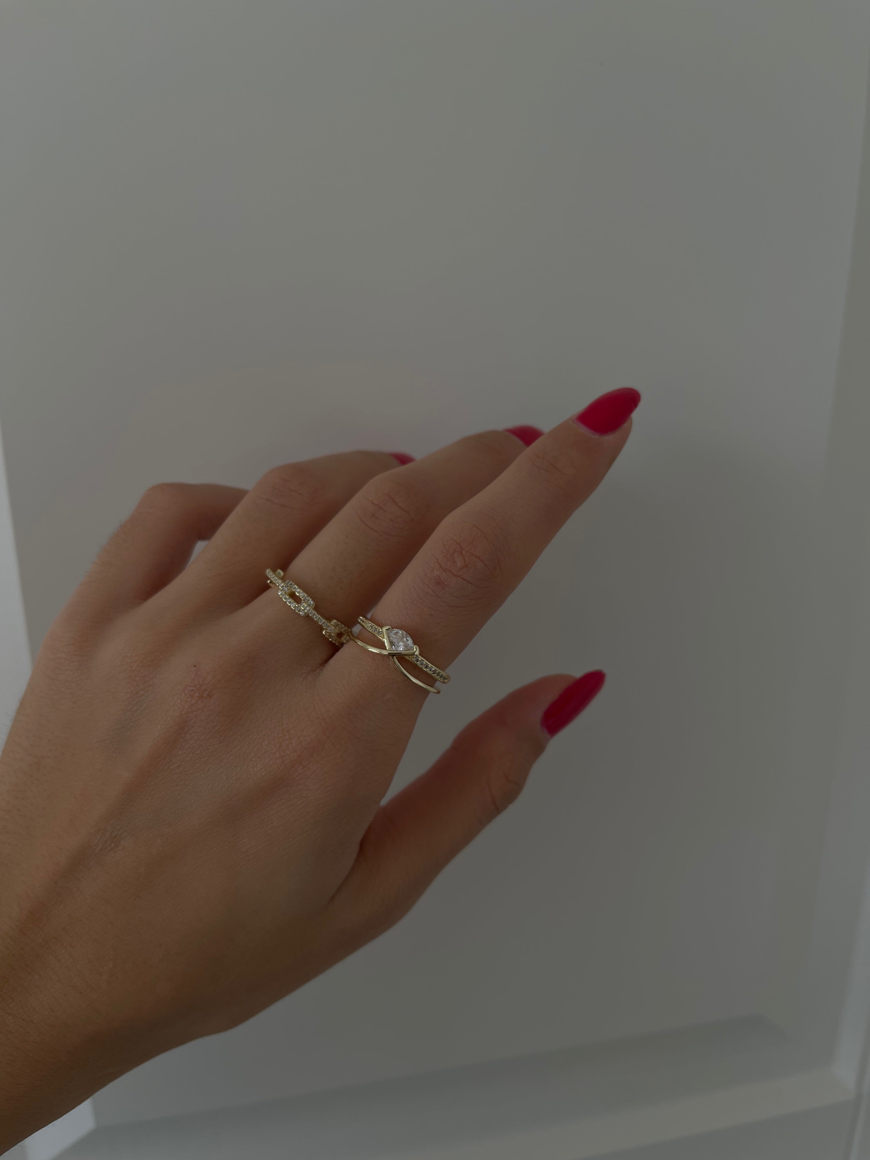 Minimal taşlı geçmeli yüzük