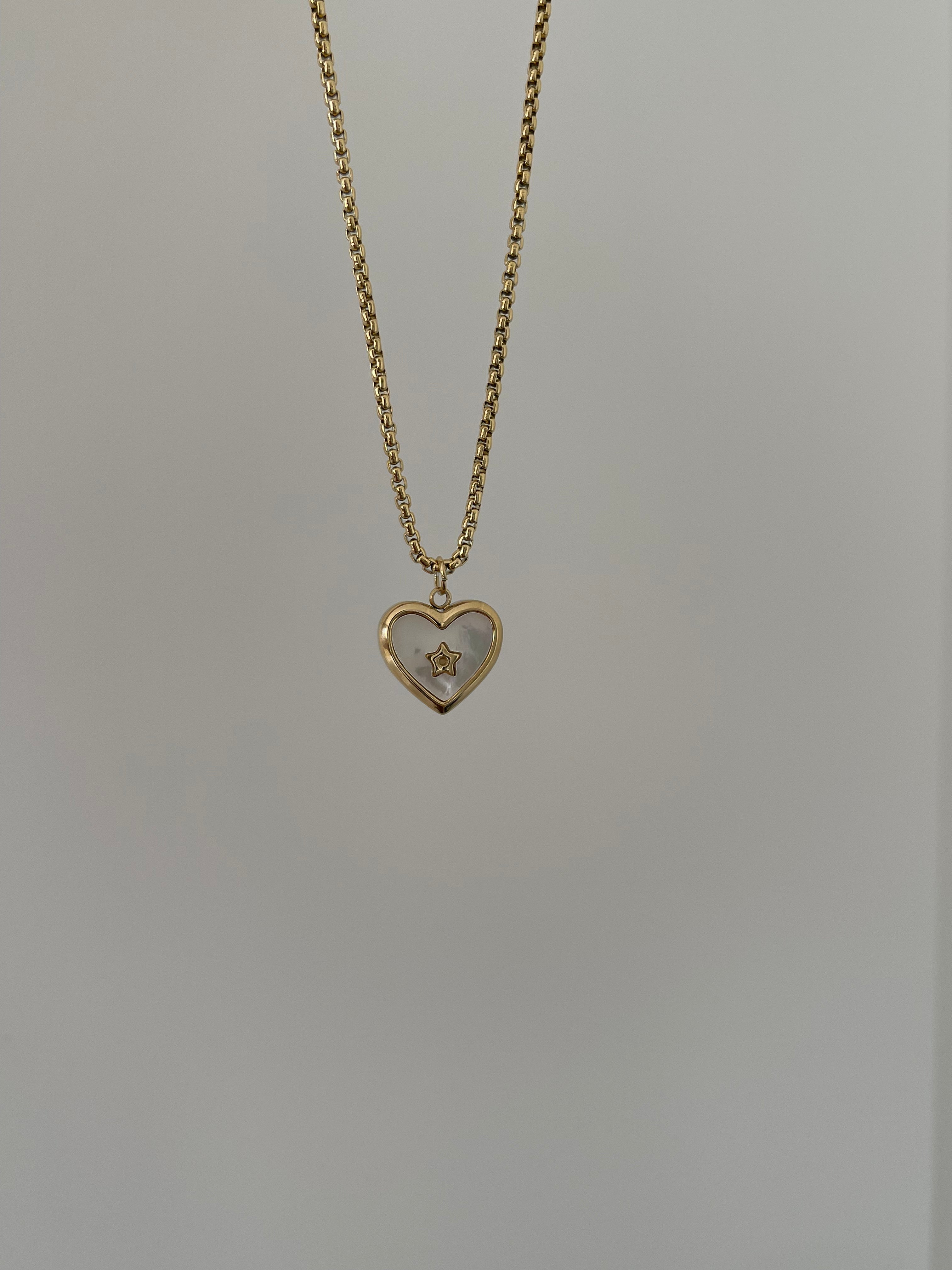 Çelik yıldız detay kalp kolye