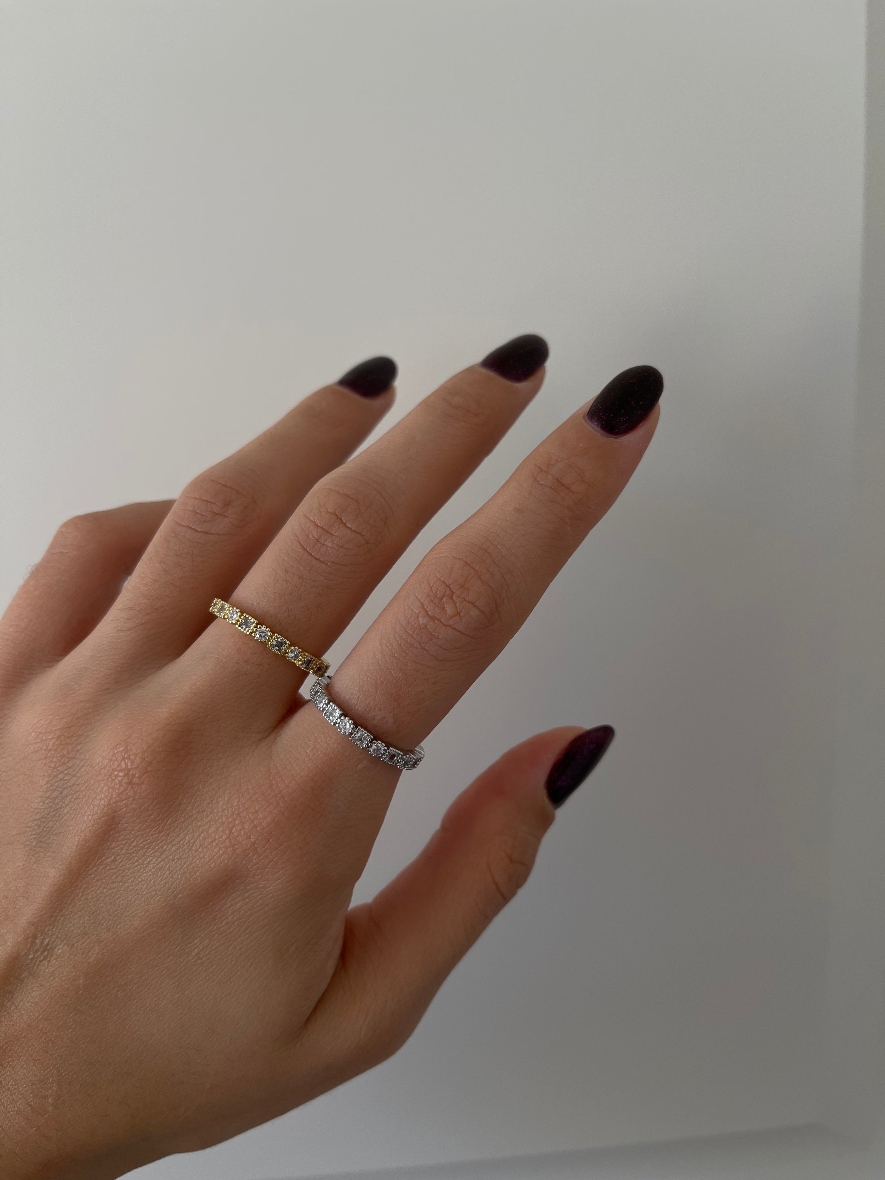 Mini kare yuvarlak taş yüzük