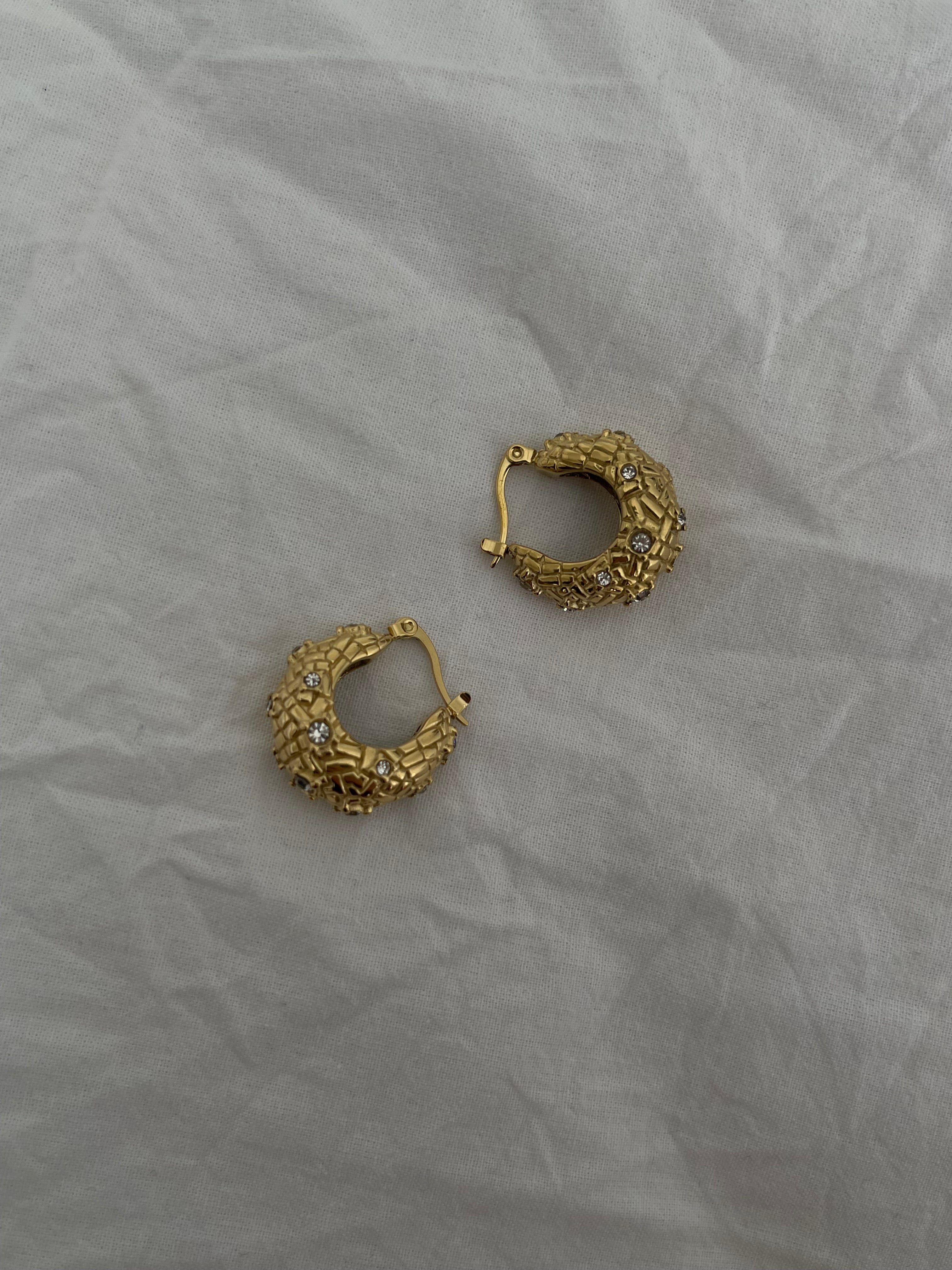 Çelik taşlı retro küpe