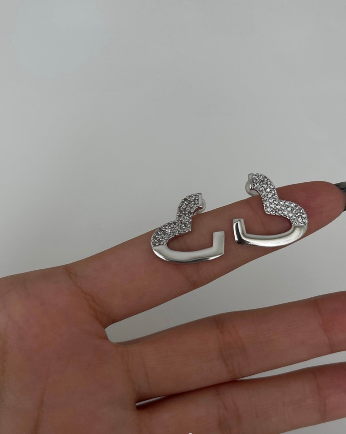 Taşlı yarım kalp küpe