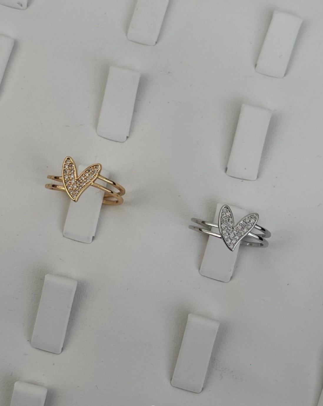 Eğimli kalp yüzük