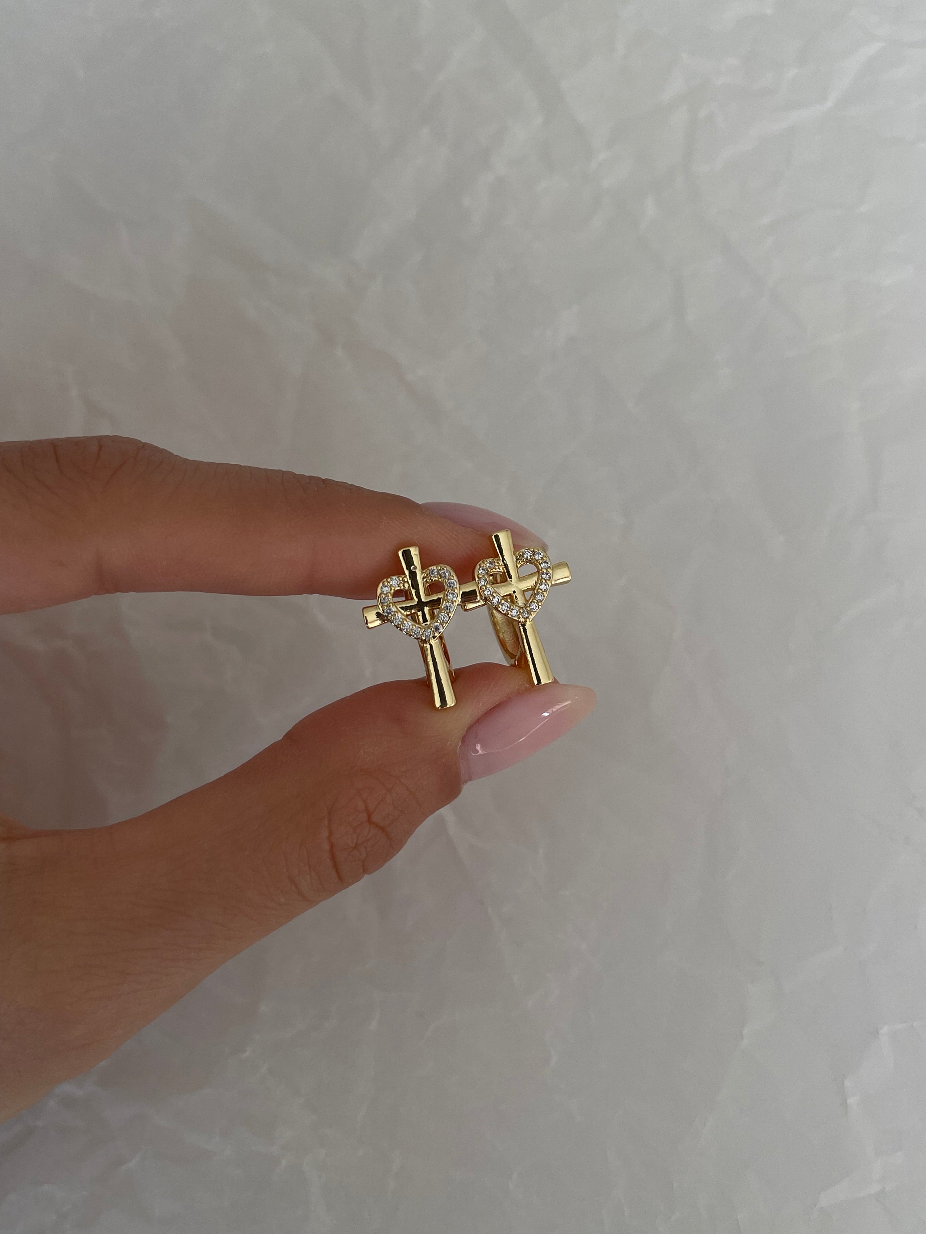 Çelik sembolik kalp küpe