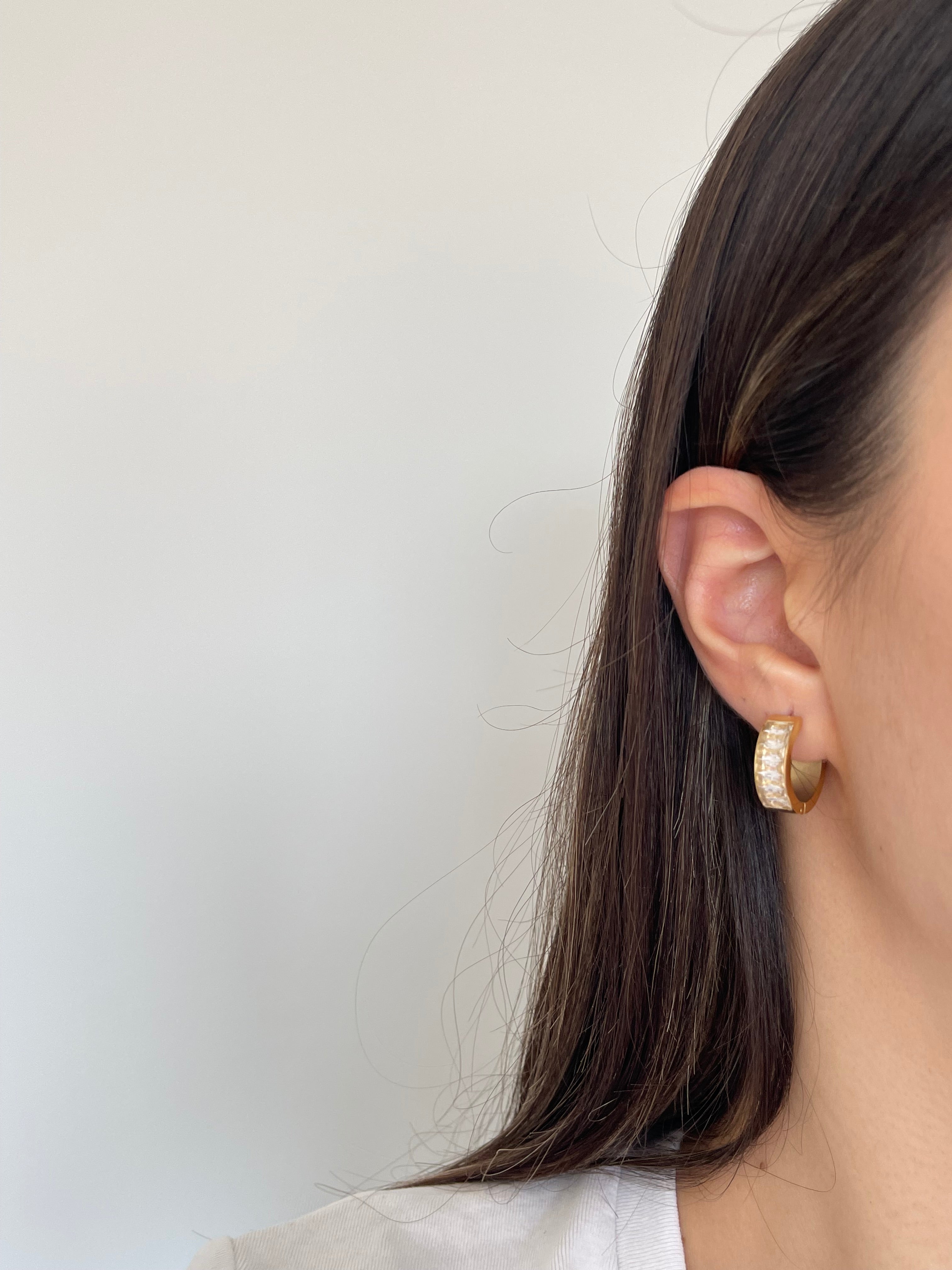 Çelik baget taşlı küpe