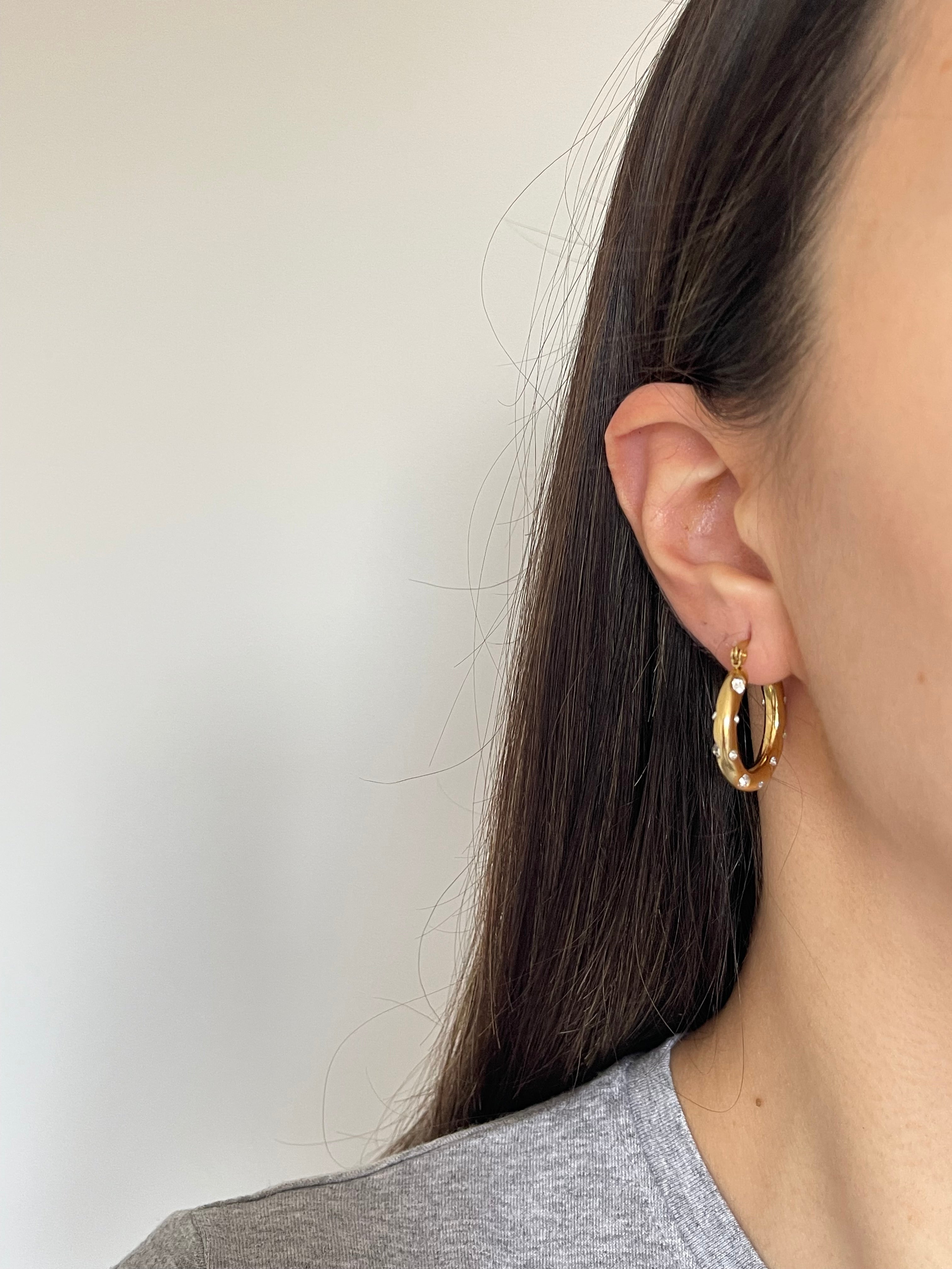 Çelik taş detay küpe