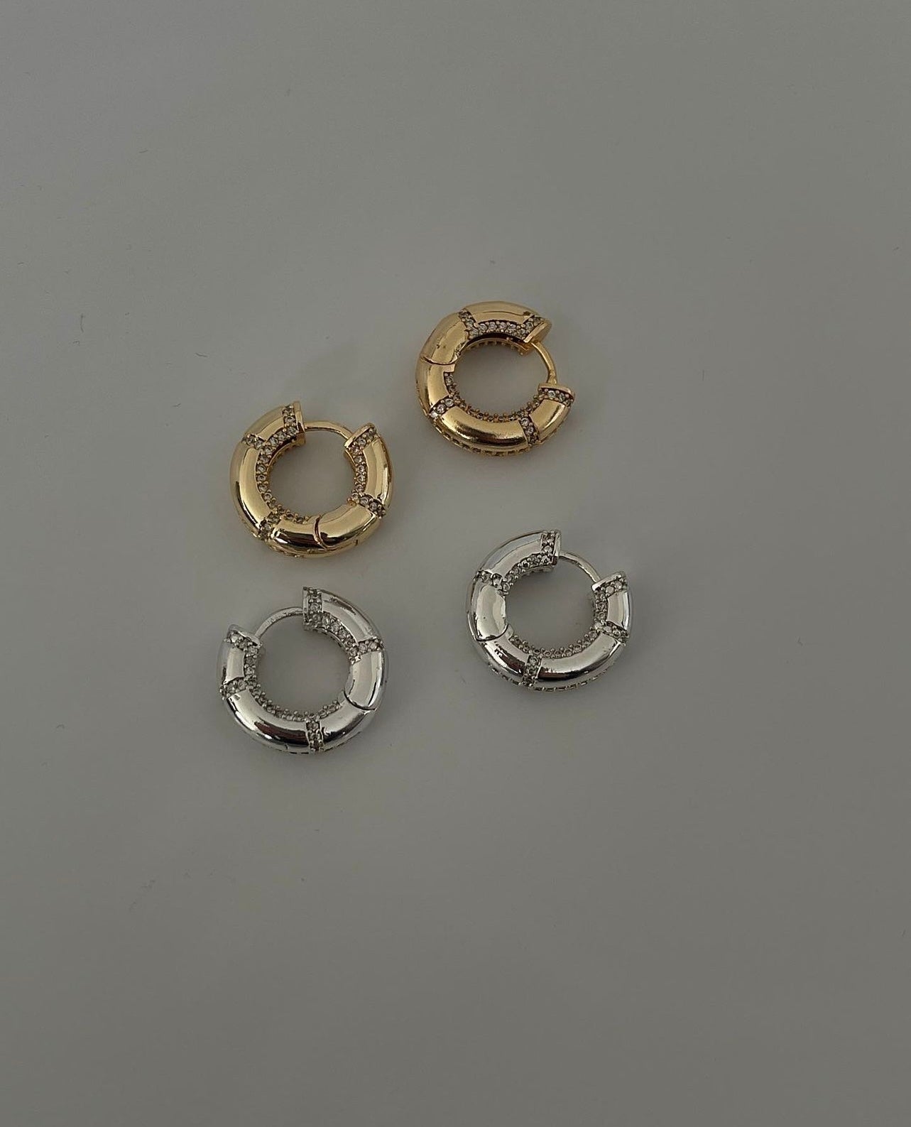 Kalın dolgulu taş detay küpe