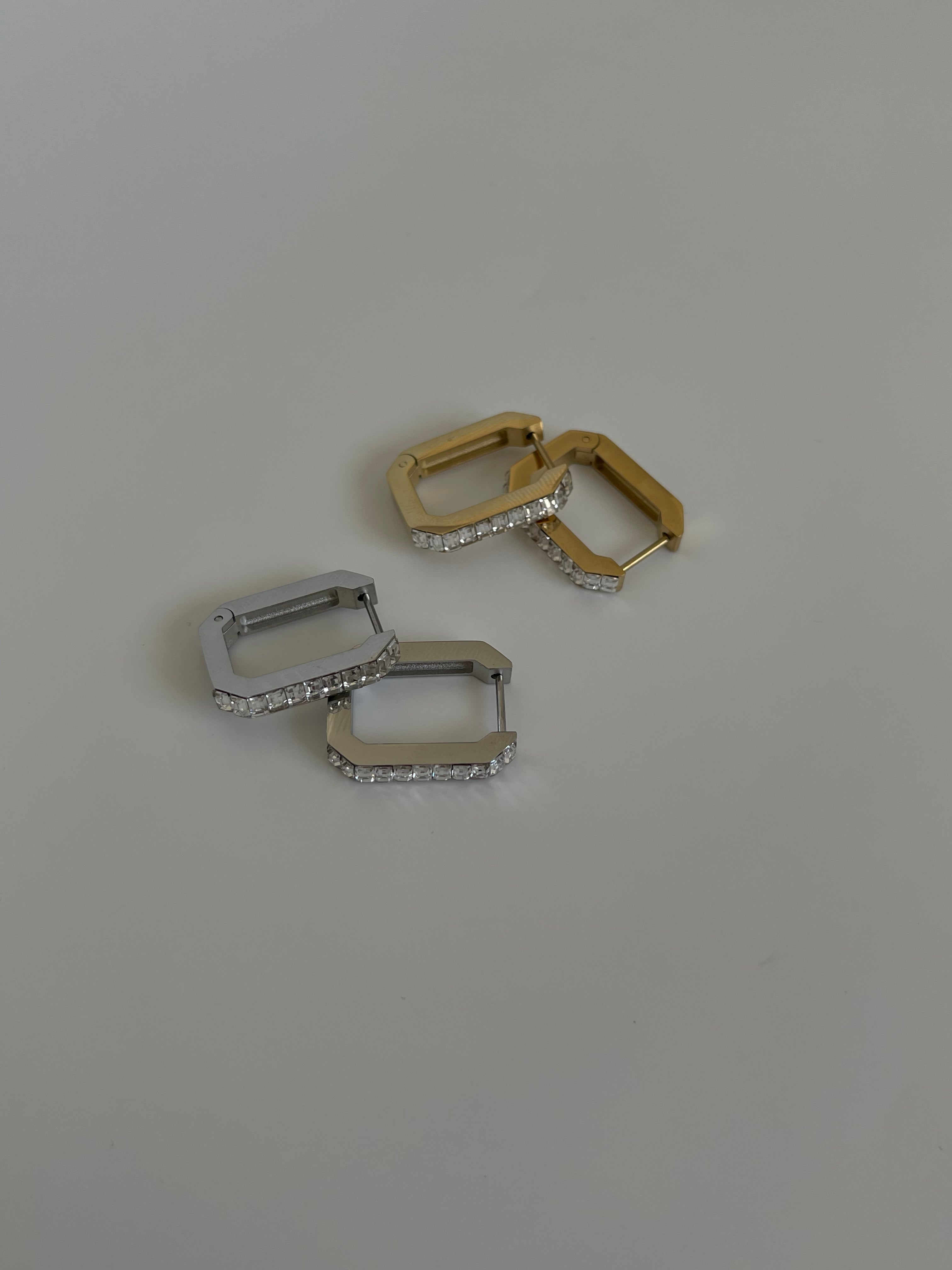 Çelik taşlı köşegen küpe