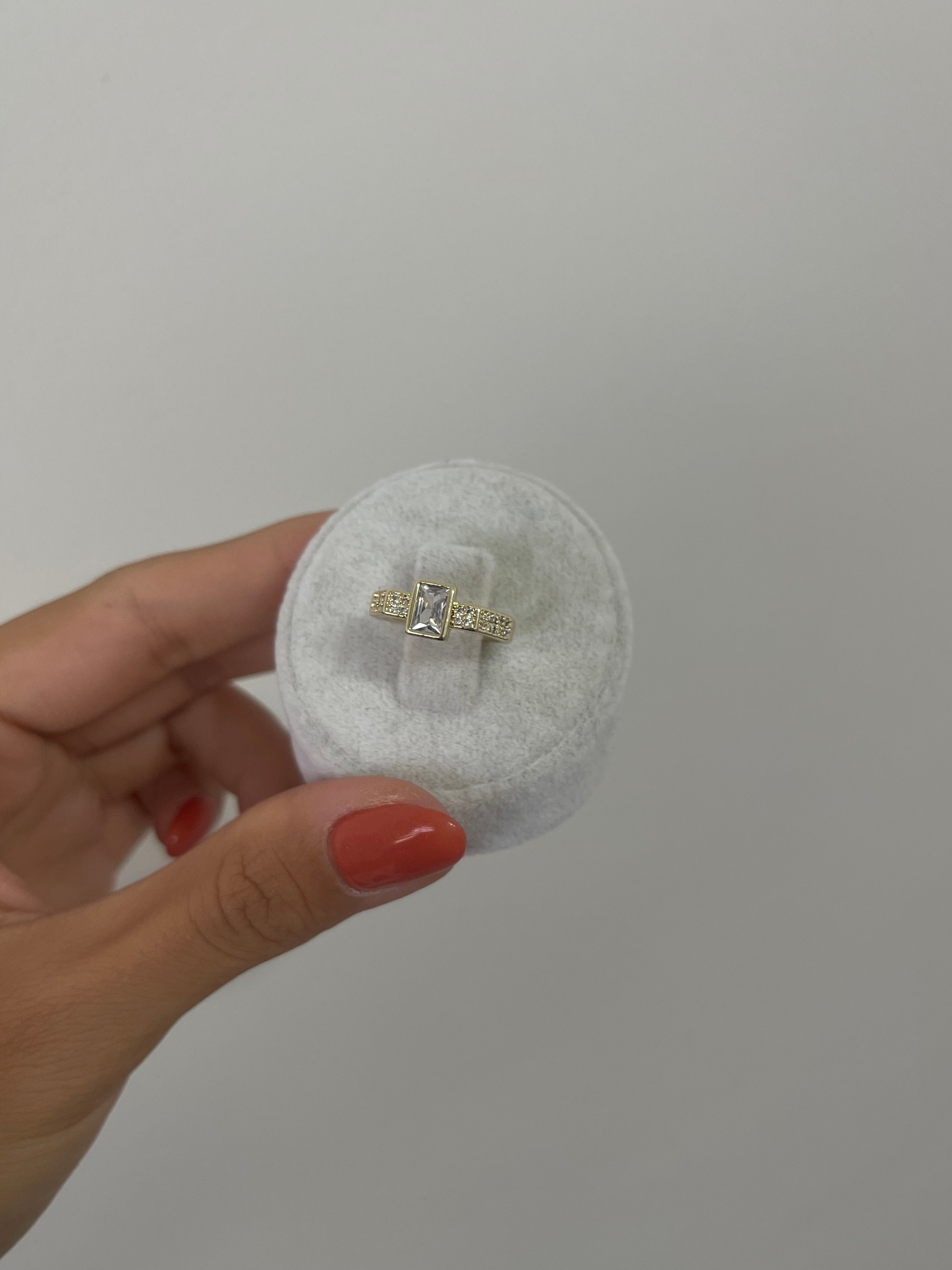 Köşegen taşlı serçe parmak yüzüğü