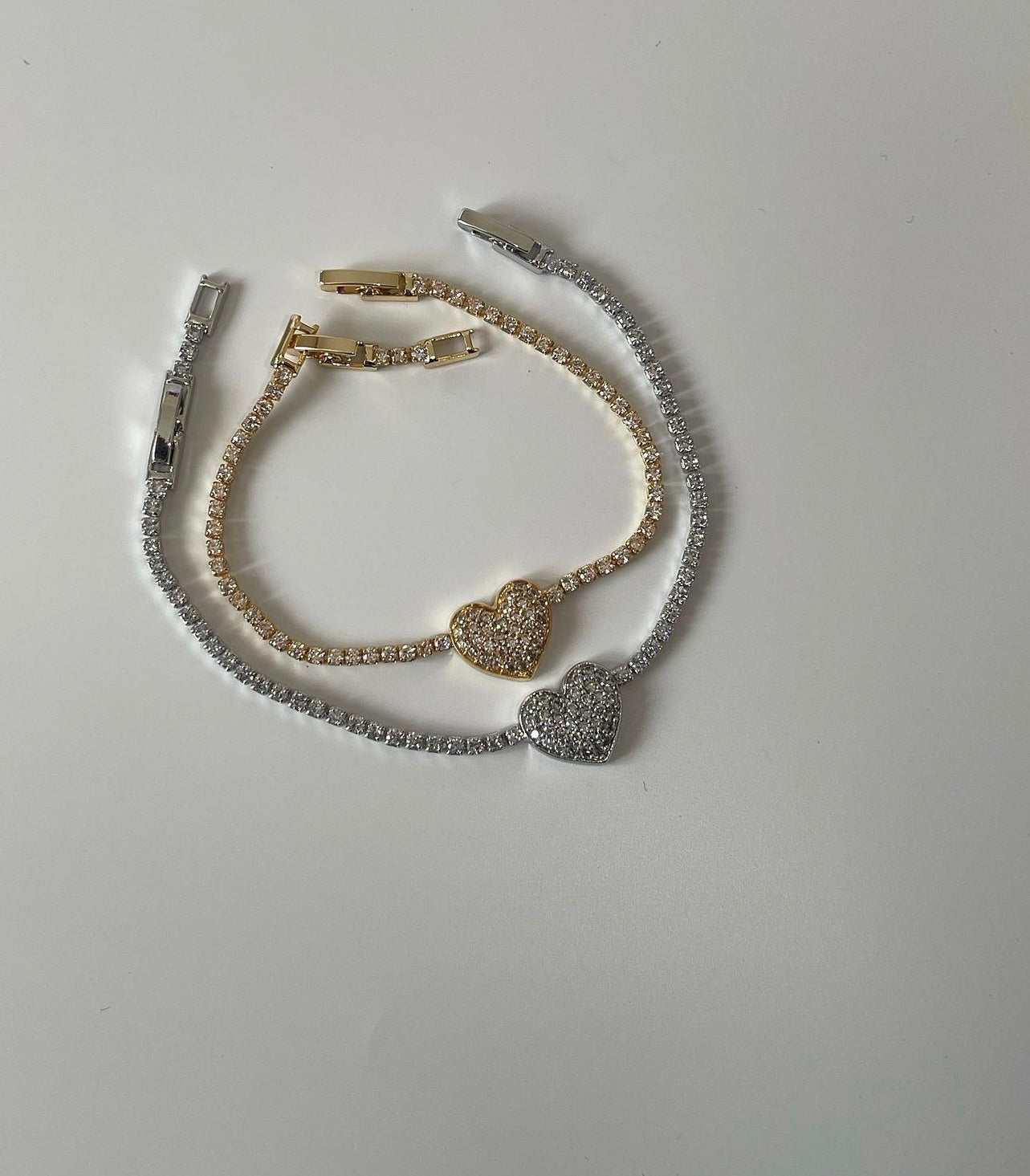 Taşlı kalpli su yolu bileklik