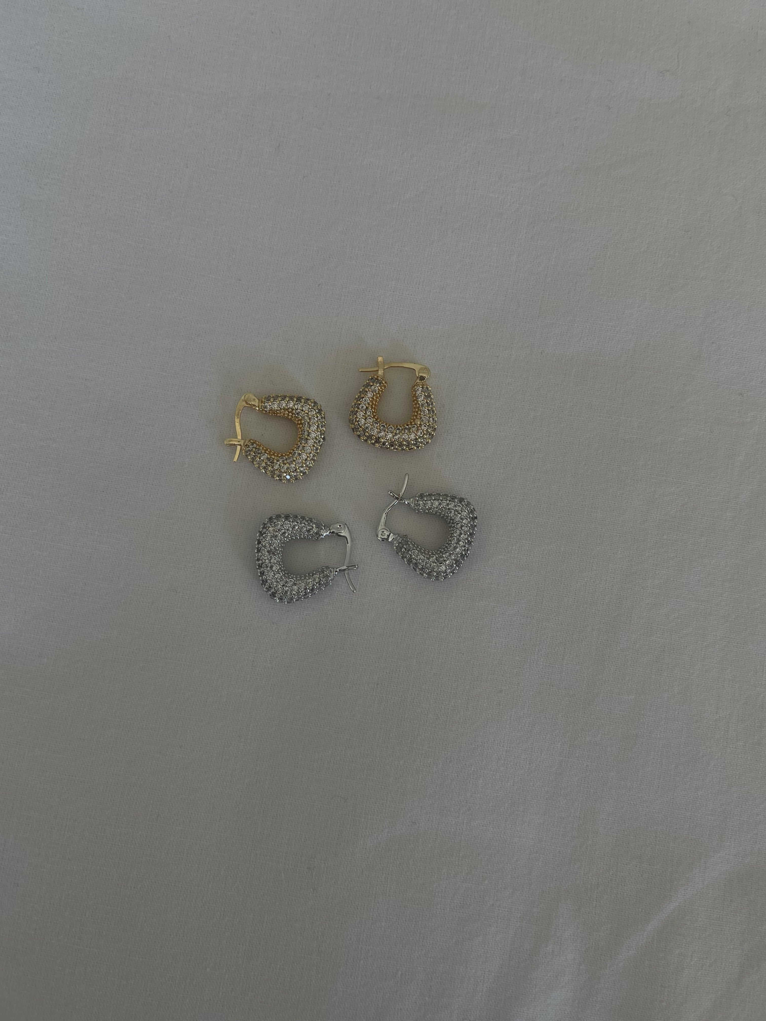 Zirkon taşlı eğimli halka küpe