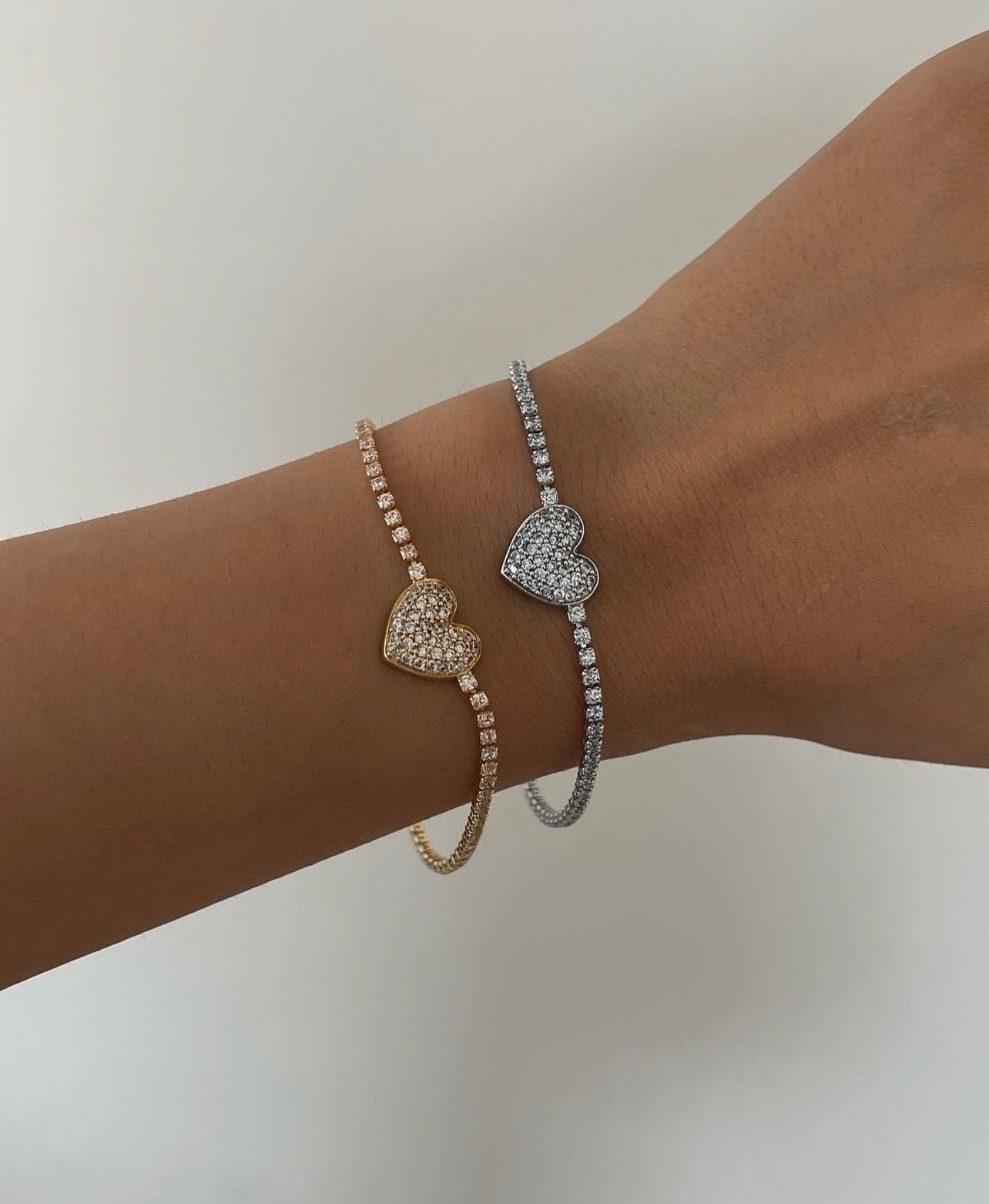 Taşlı kalpli su yolu bileklik