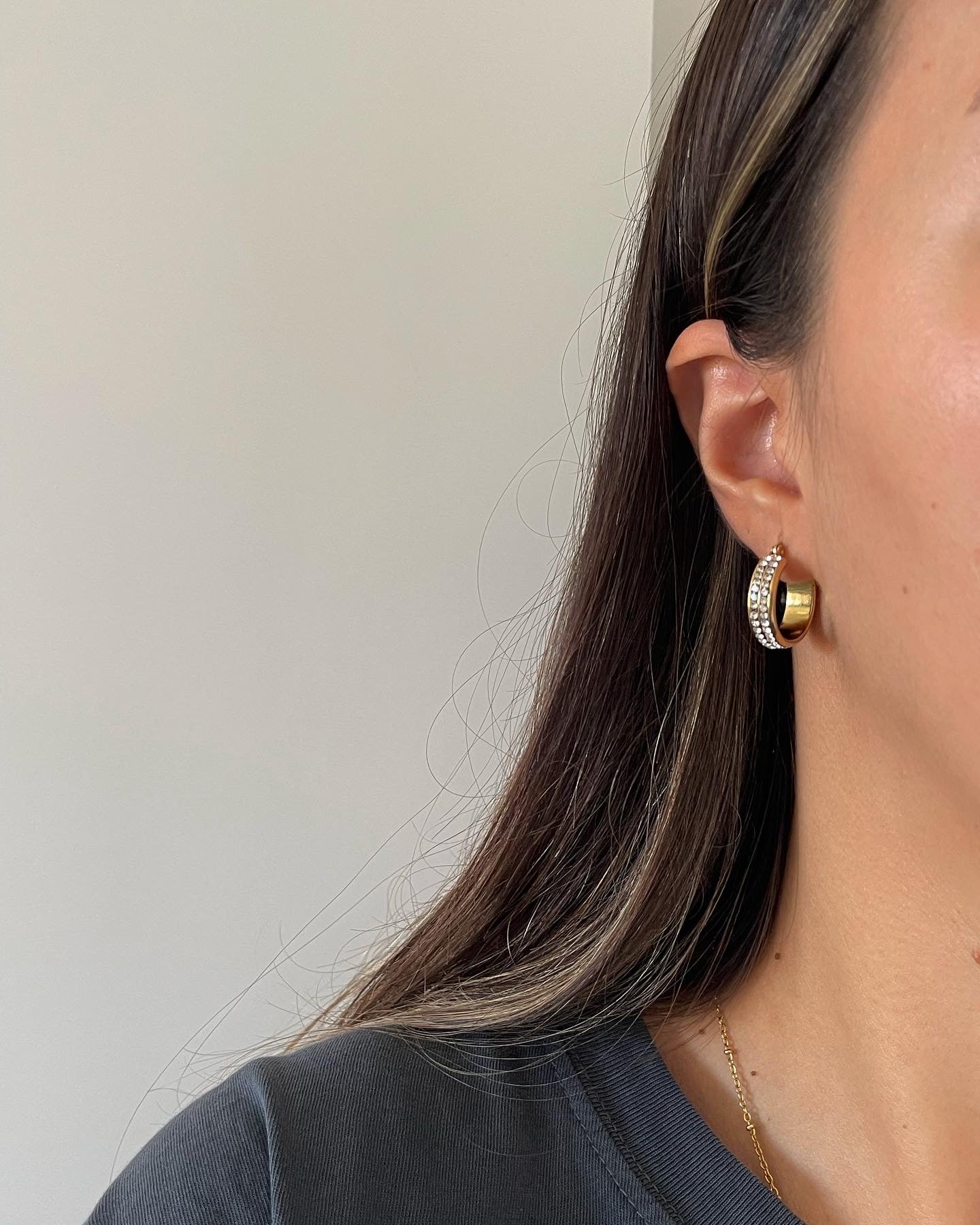 Çelik çift sıra taşlı halka küpe