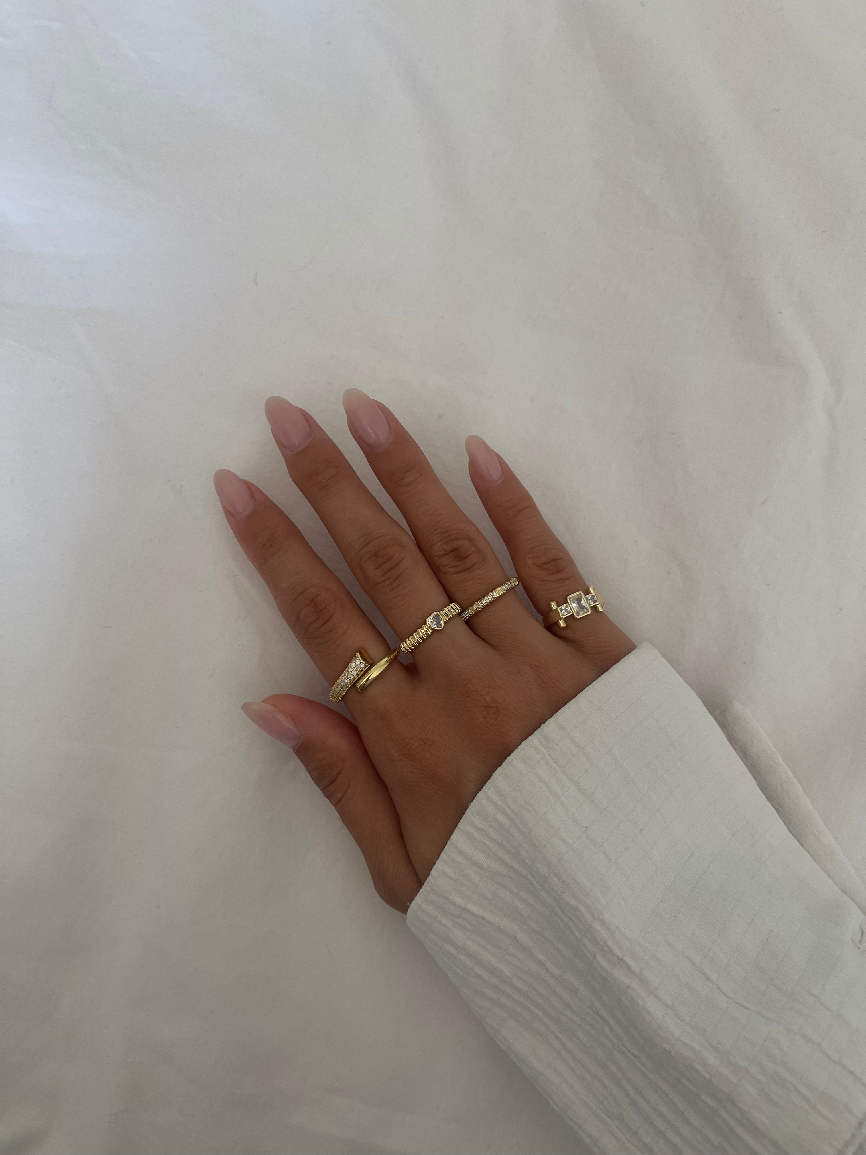 Beyaz taş serçe parmak yüzüğü