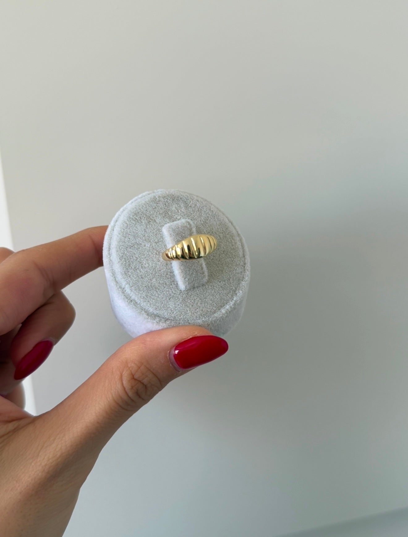 Çizgisel serçe parmak yüzüğü