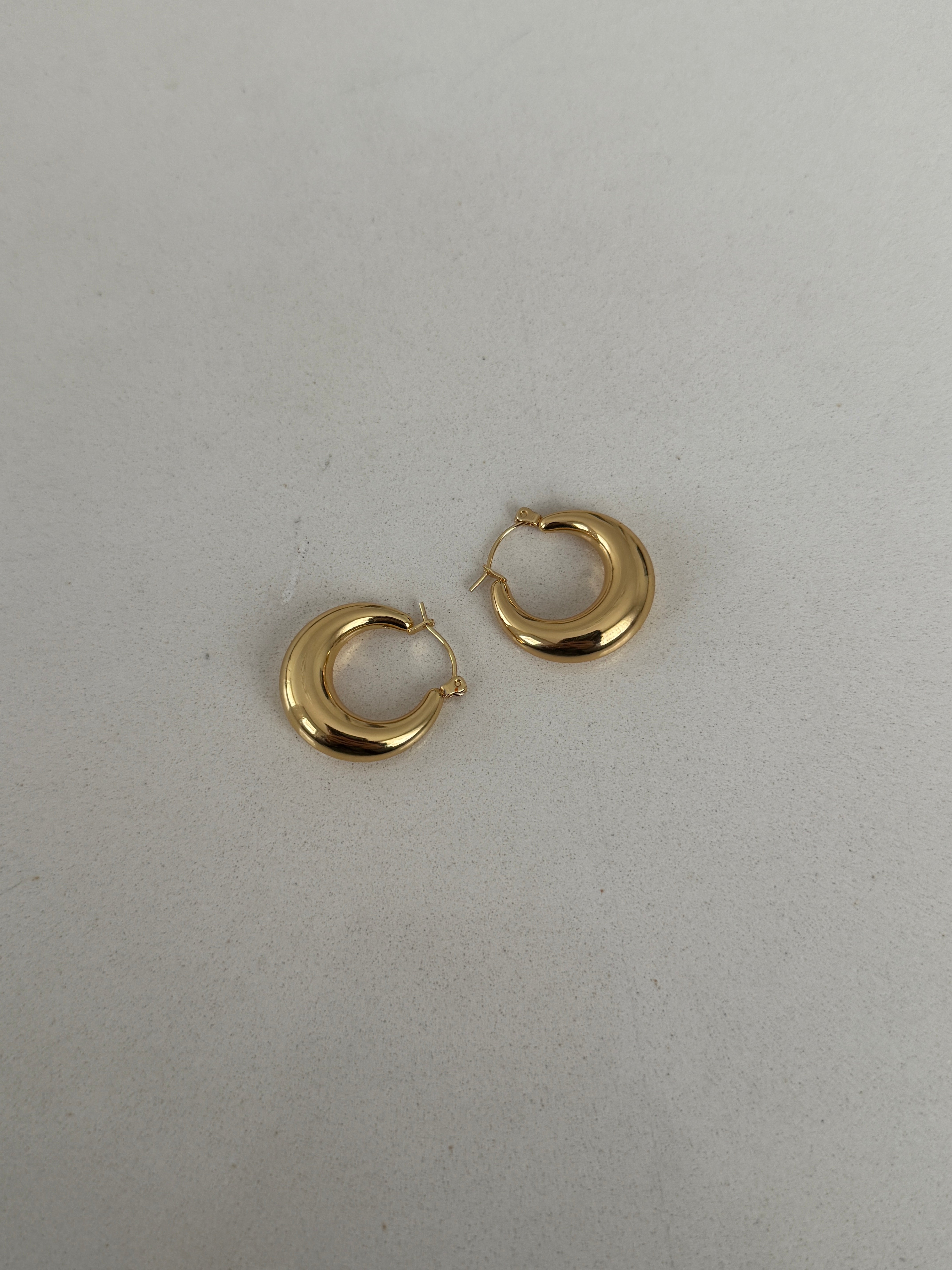 Çelik bombeli halka küpe