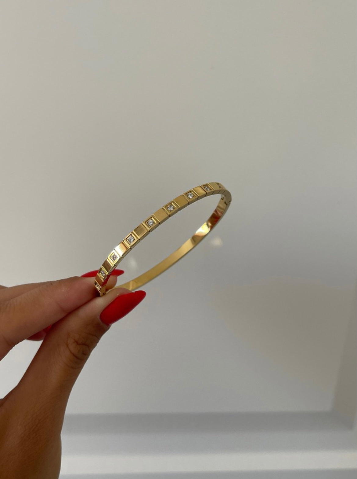 Çelik bölmeli taşlı kelepçe