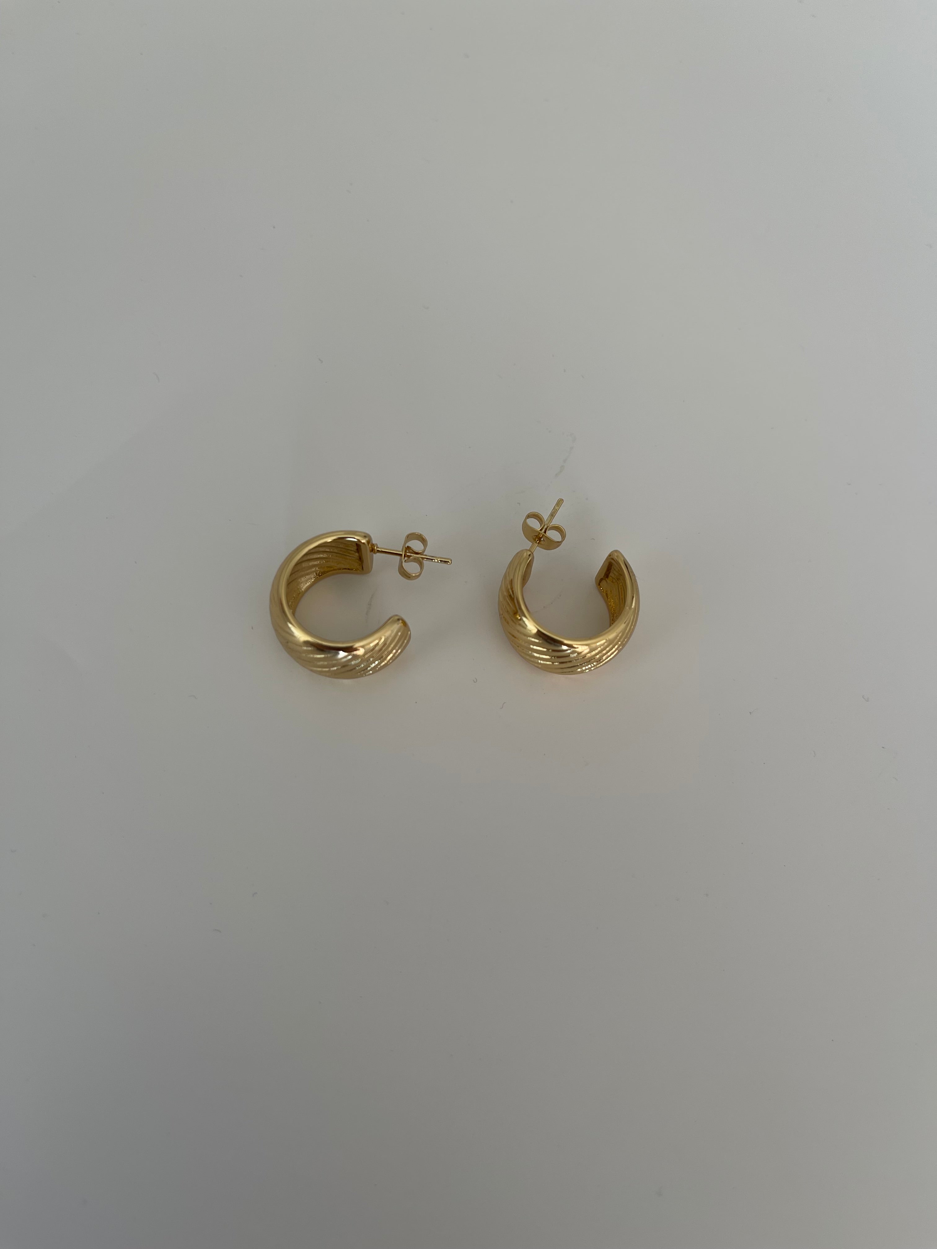 Çelik çizgili bombe küpe