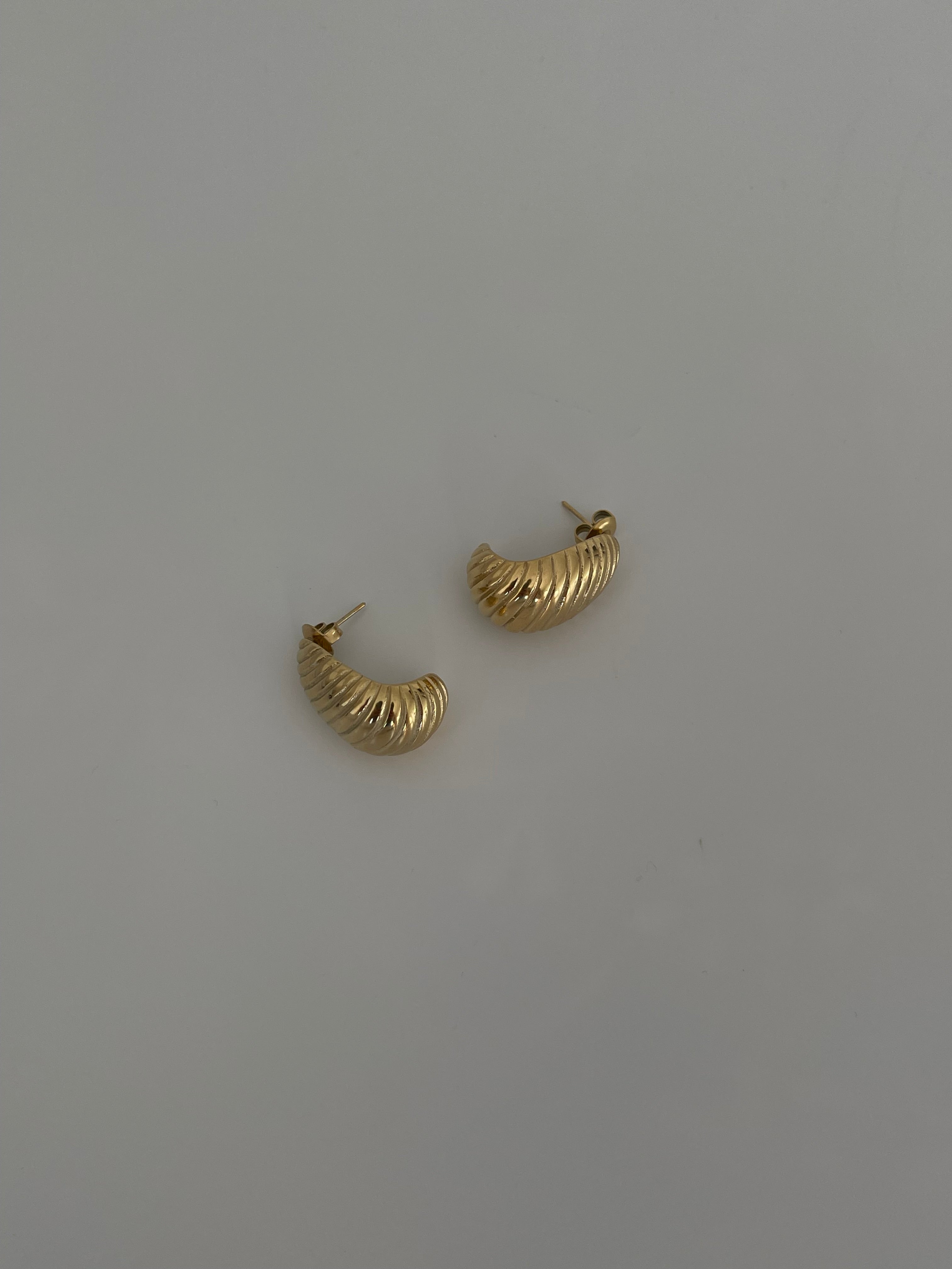 Çelik çizgili yarım küpe