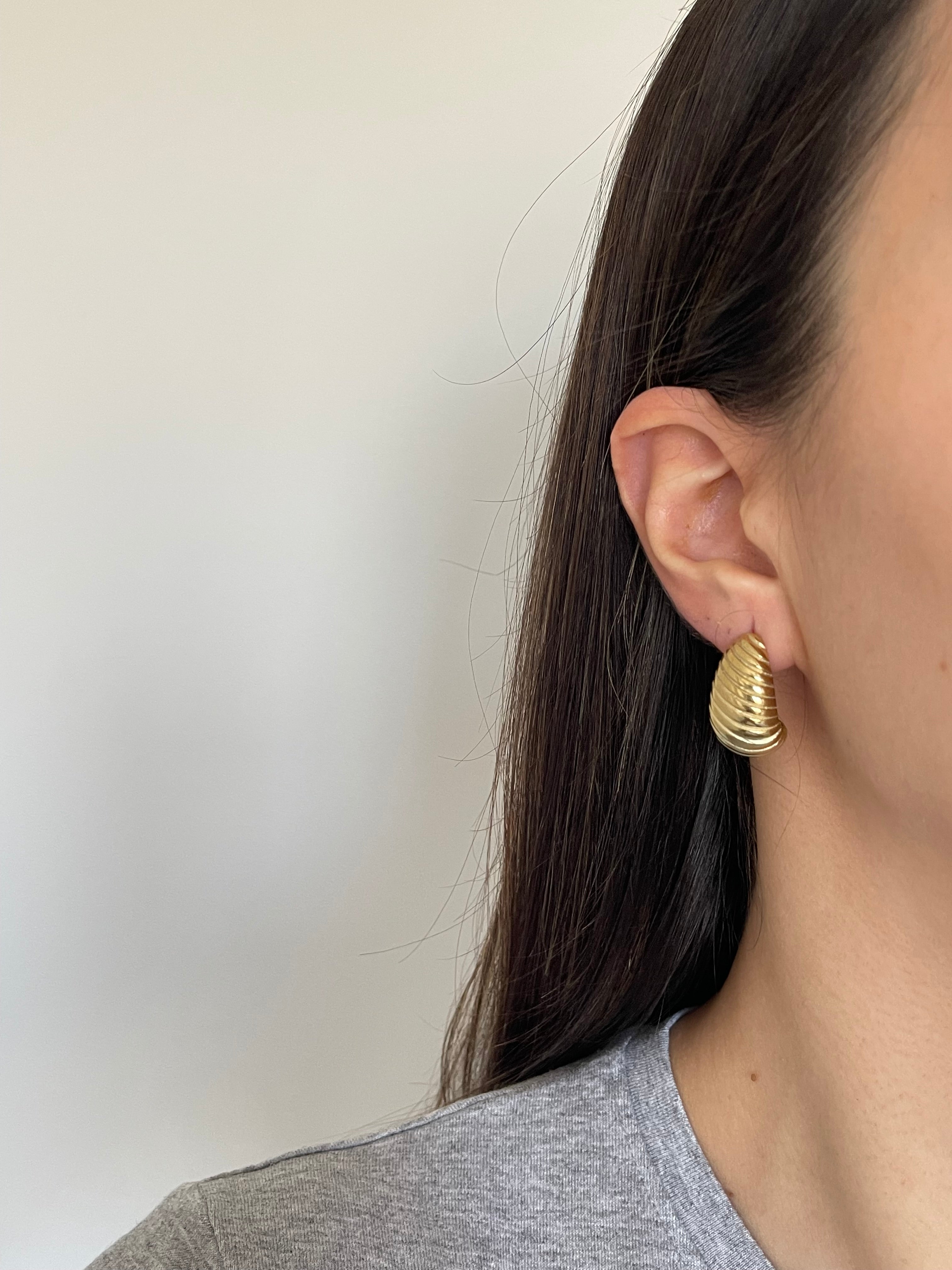 Çelik çizgili yarım küpe