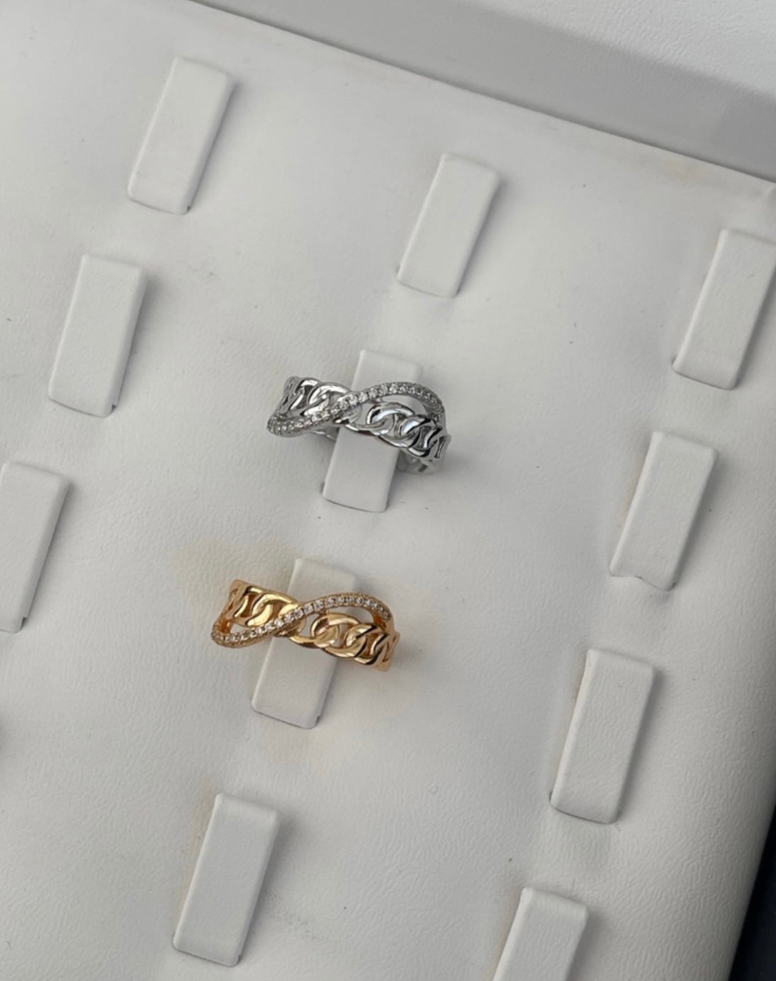 Sarmal taşlı zincir model yüzük