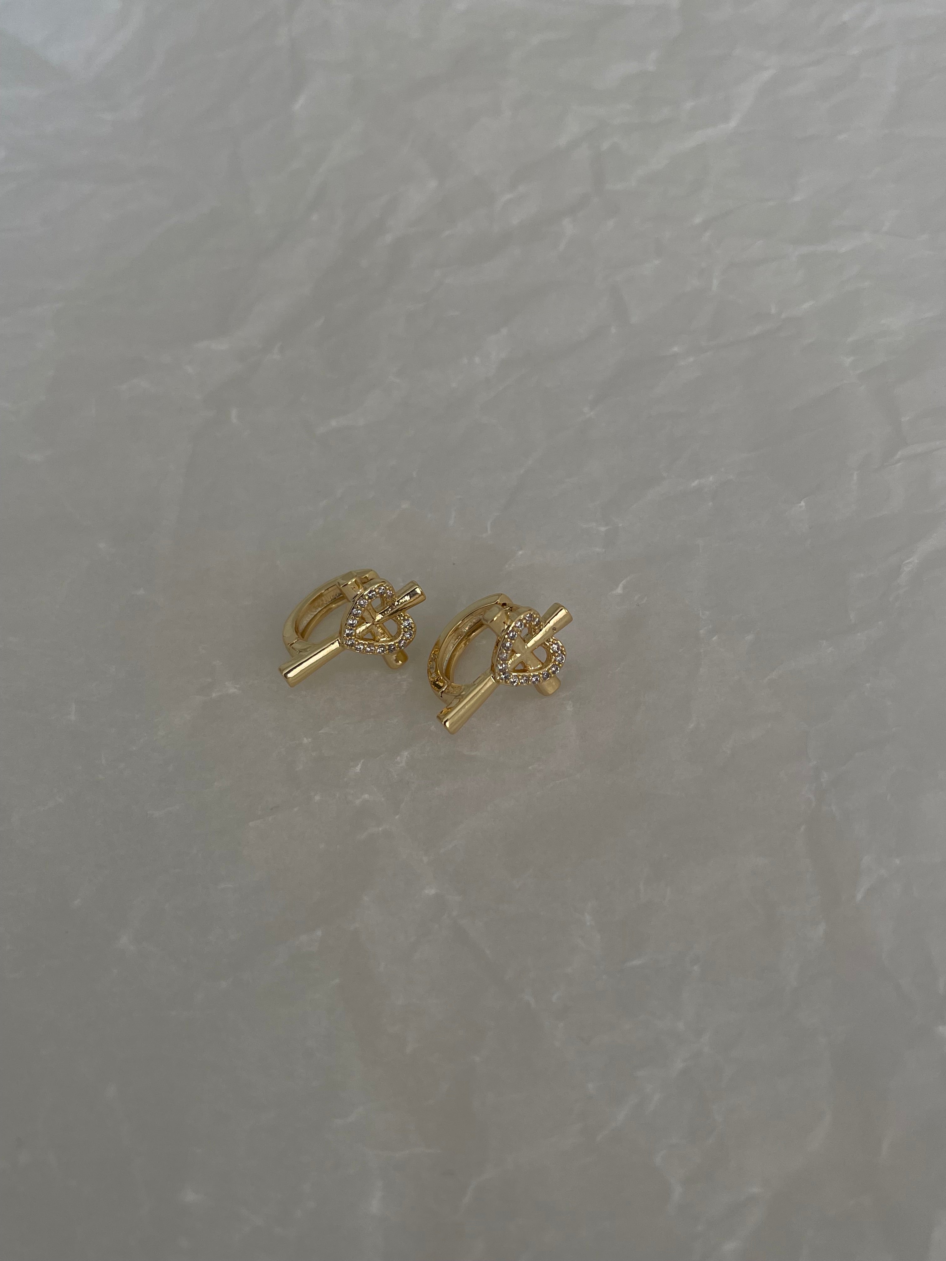 Çelik sembolik kalp küpe