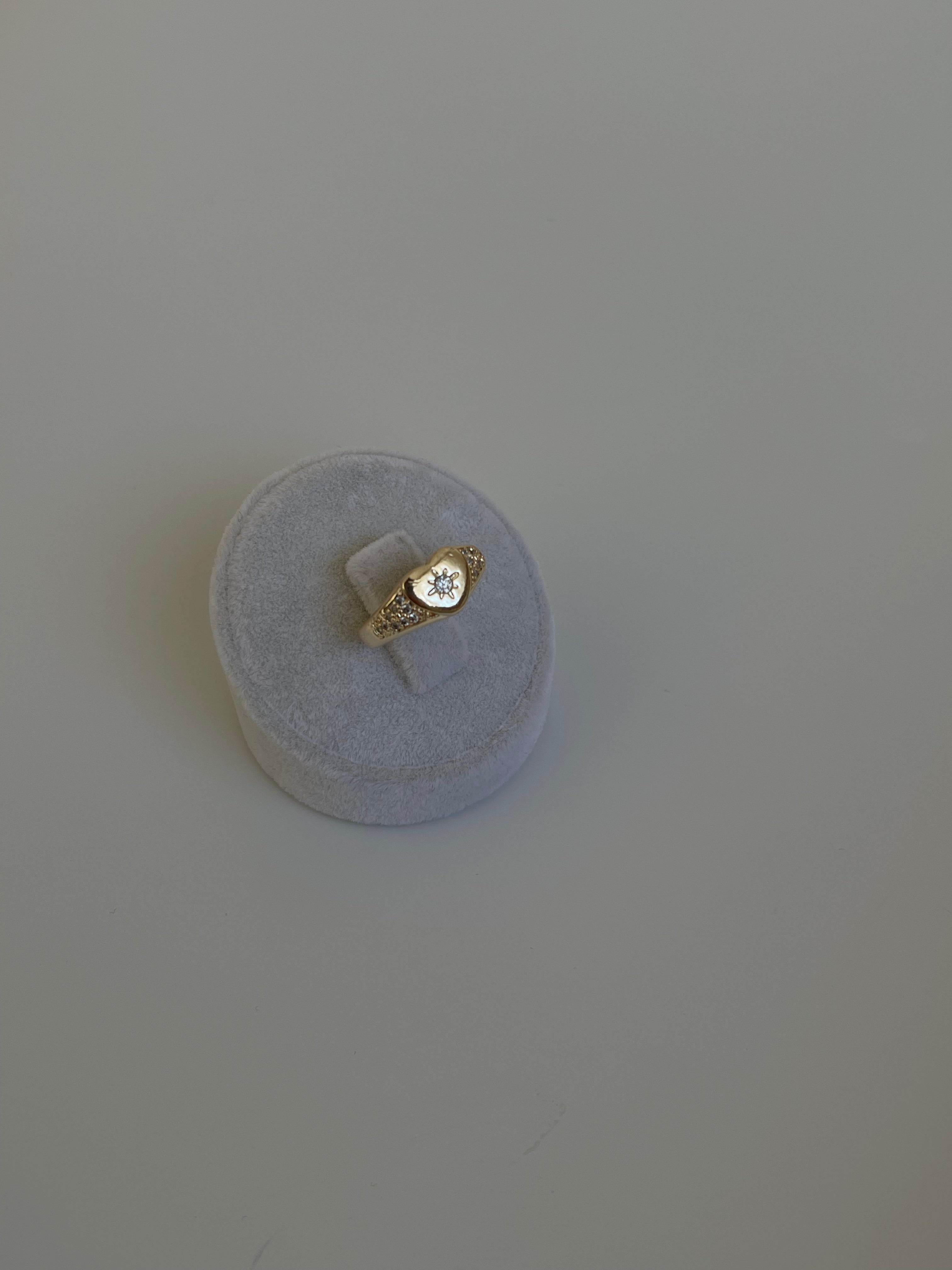 Taşlı plaka kalp yüzük