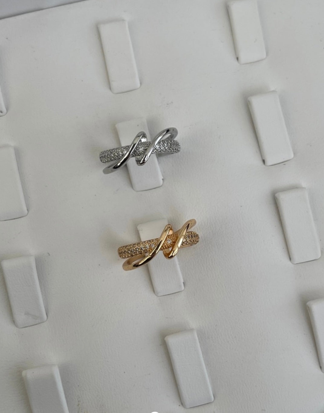 Ortası sarmal taşlı yüzük