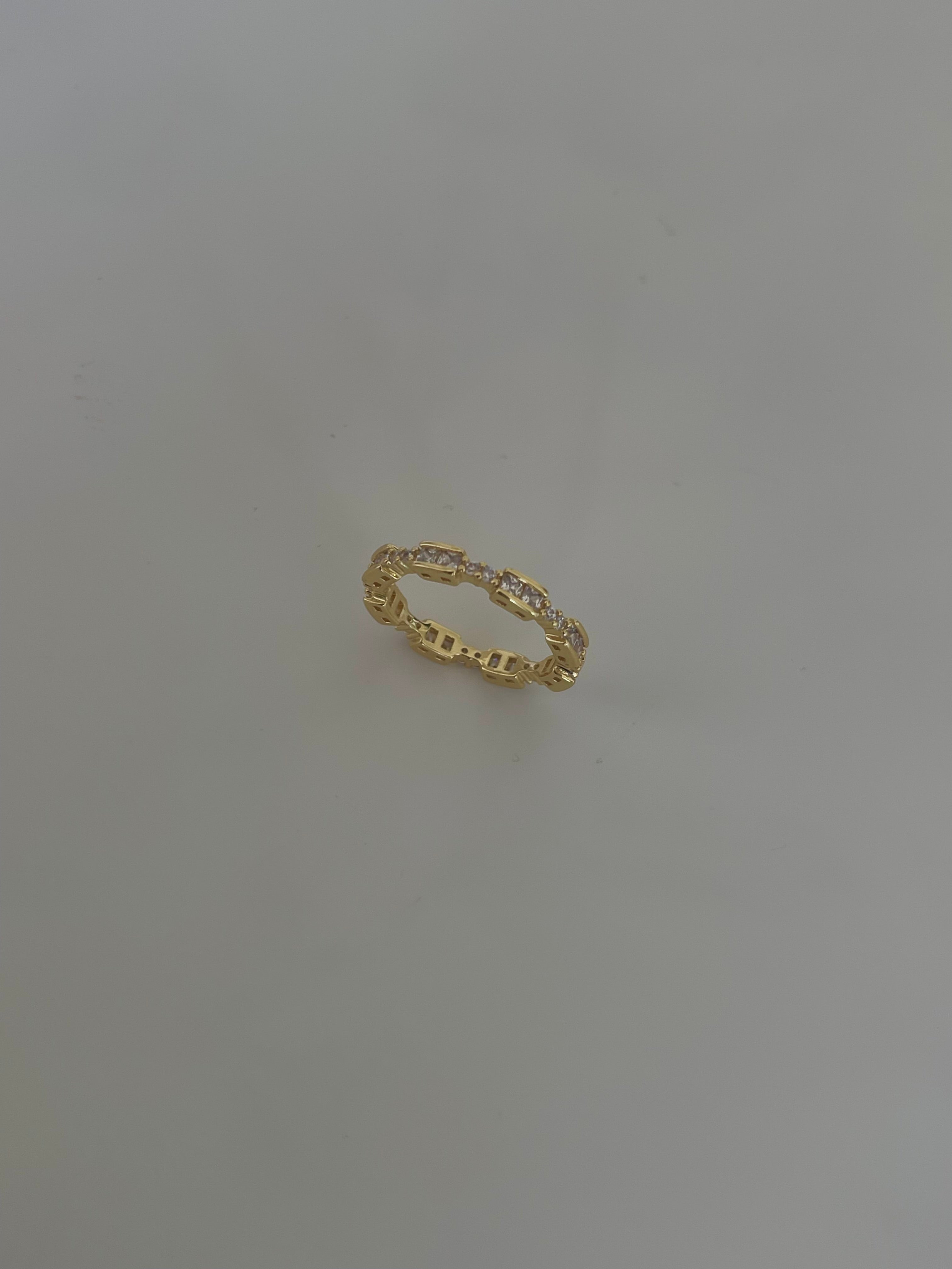 İnce taşlı yüzük