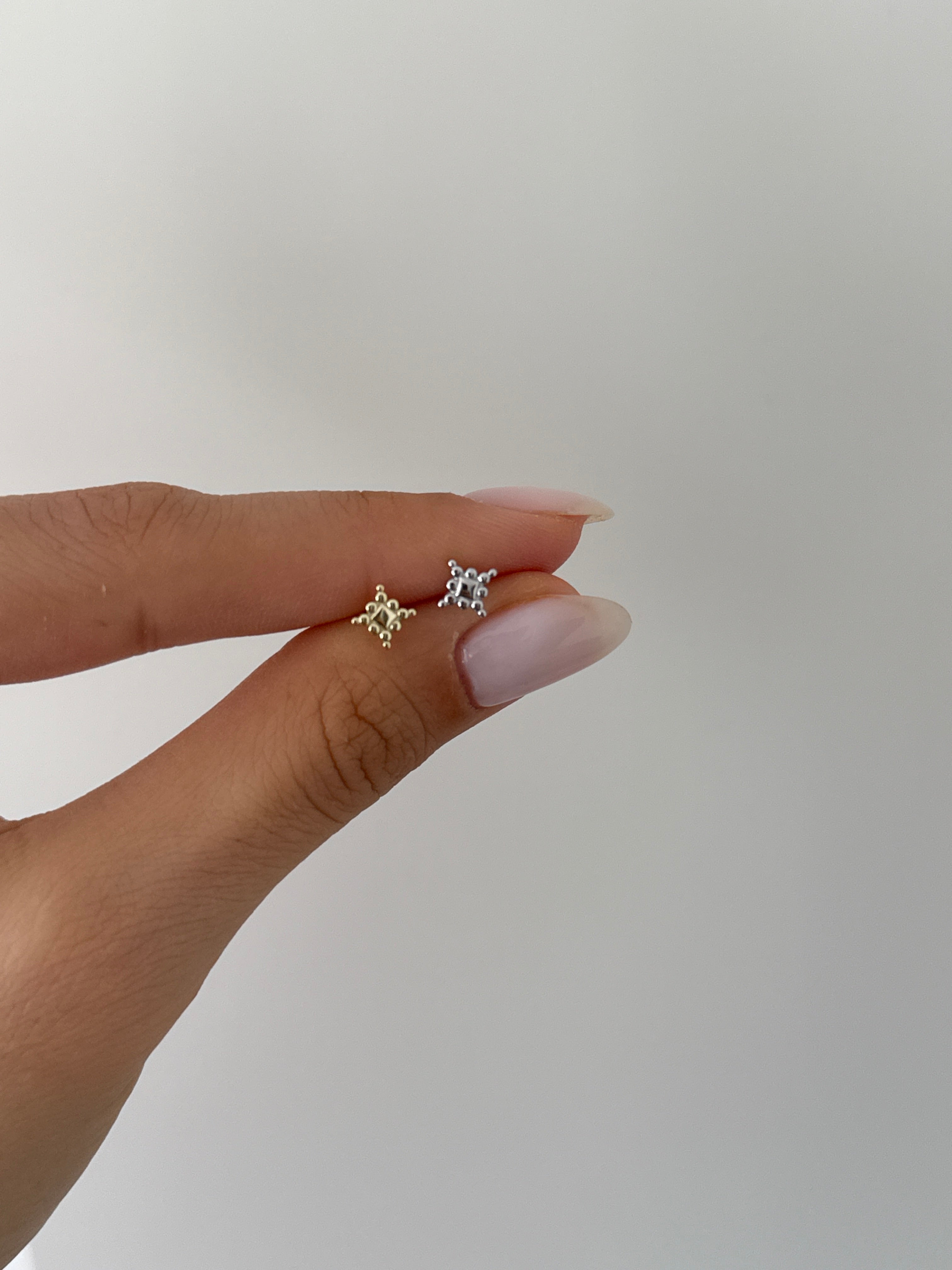 925 gümüş topçuklu plaka piercing