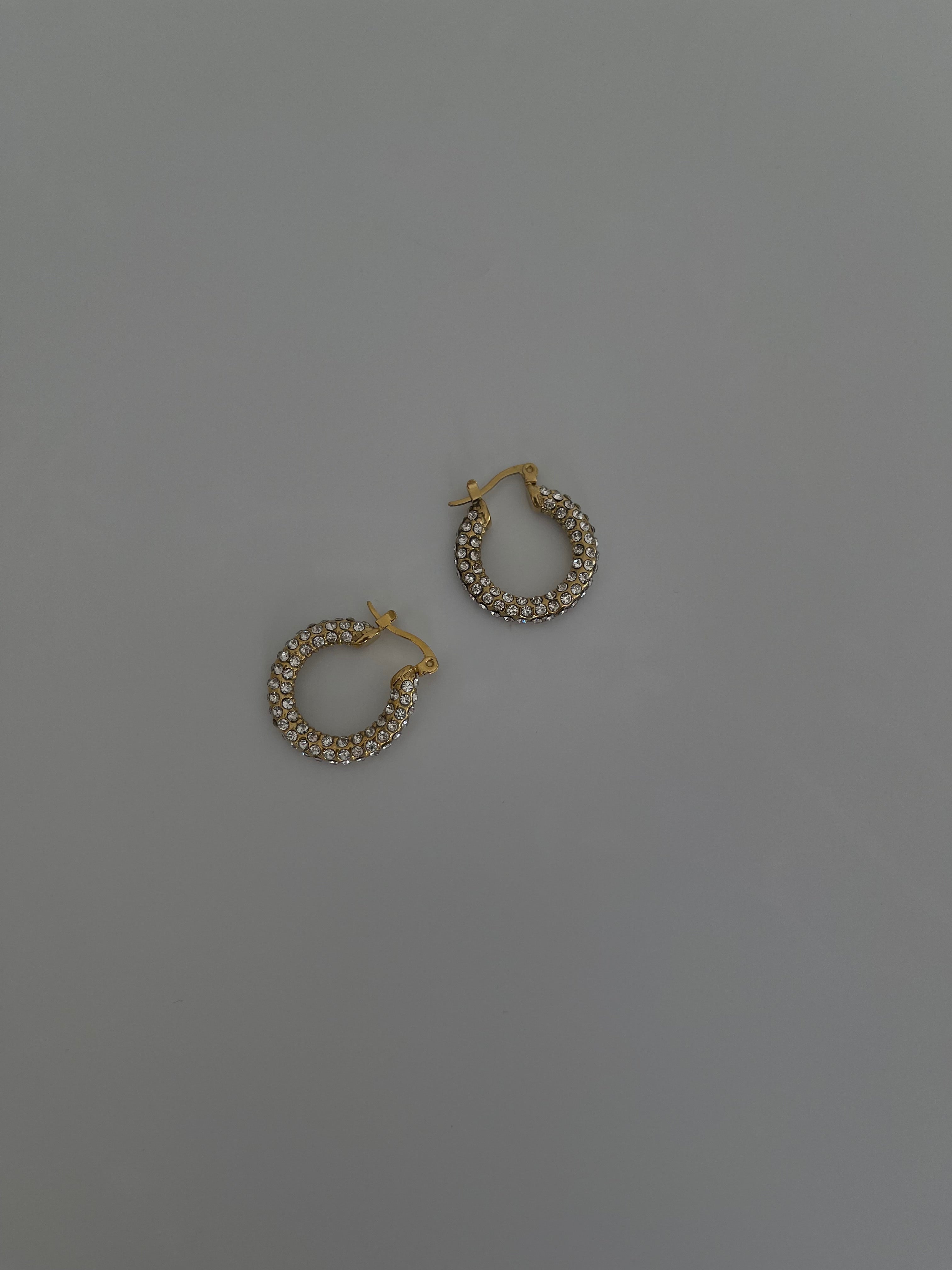 Çelik taşlı halka küpe