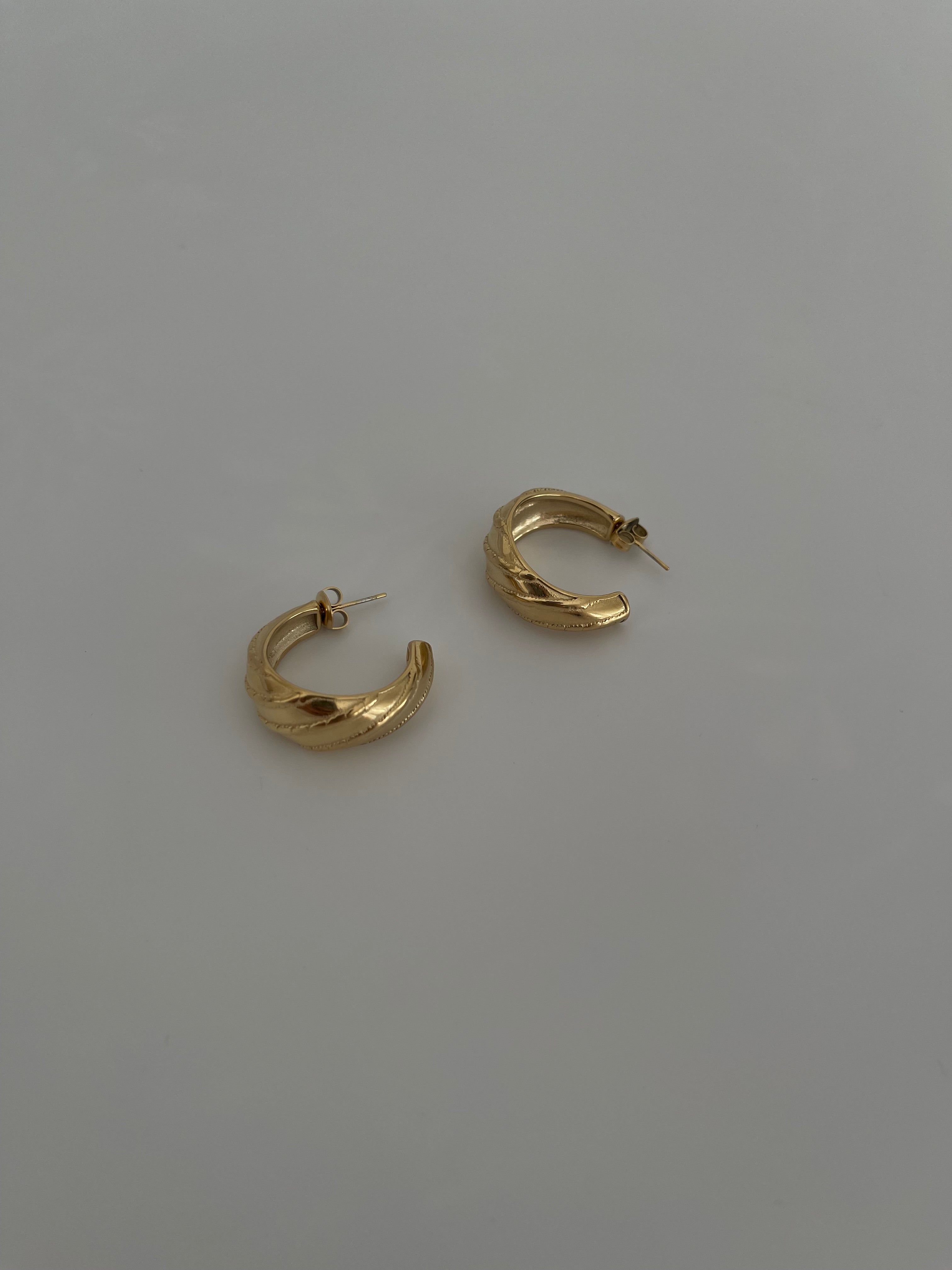 Çelik çizgi motif küpe