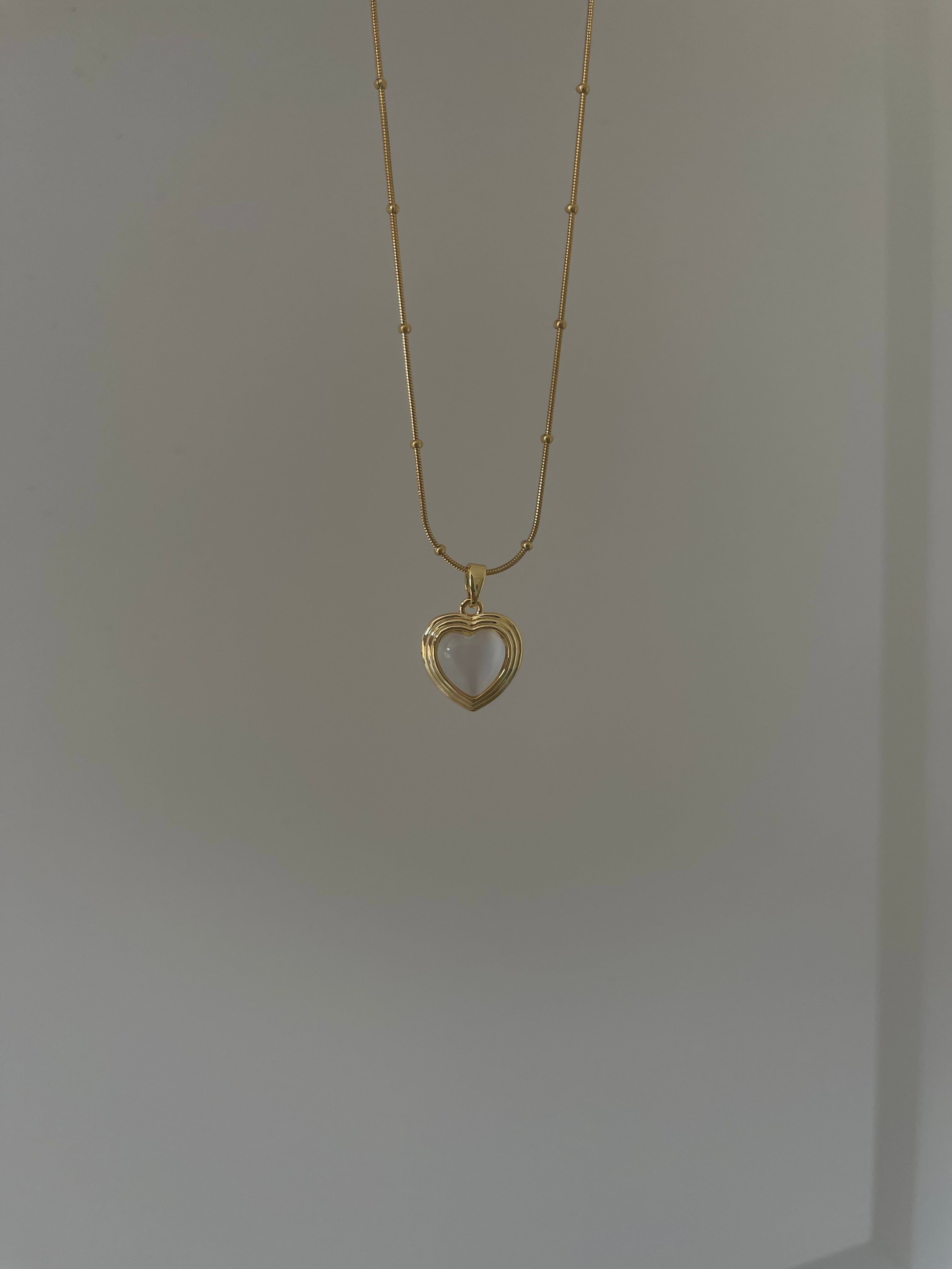 Çelik çizgisel kalp kolye