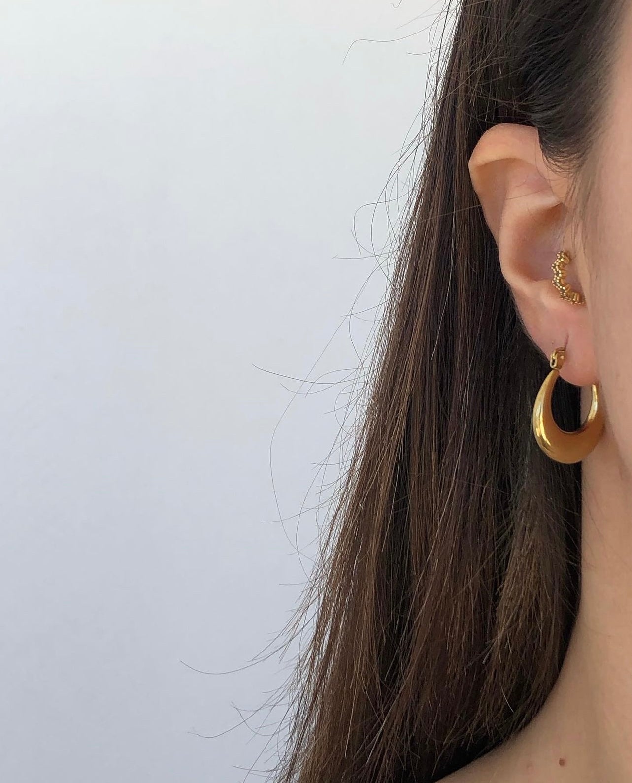 Çelik bombeli halka küpe