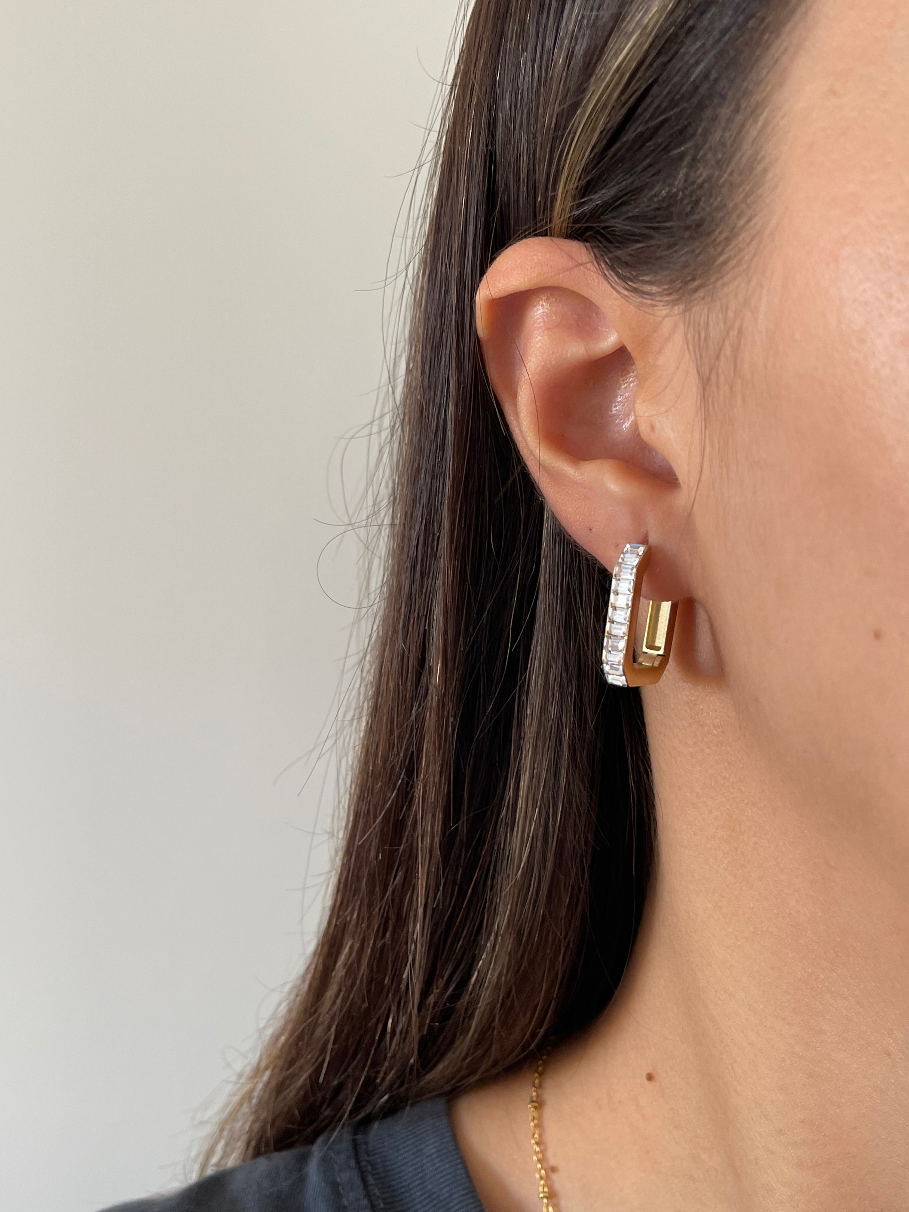 Çelik taşlı köşegen küpe