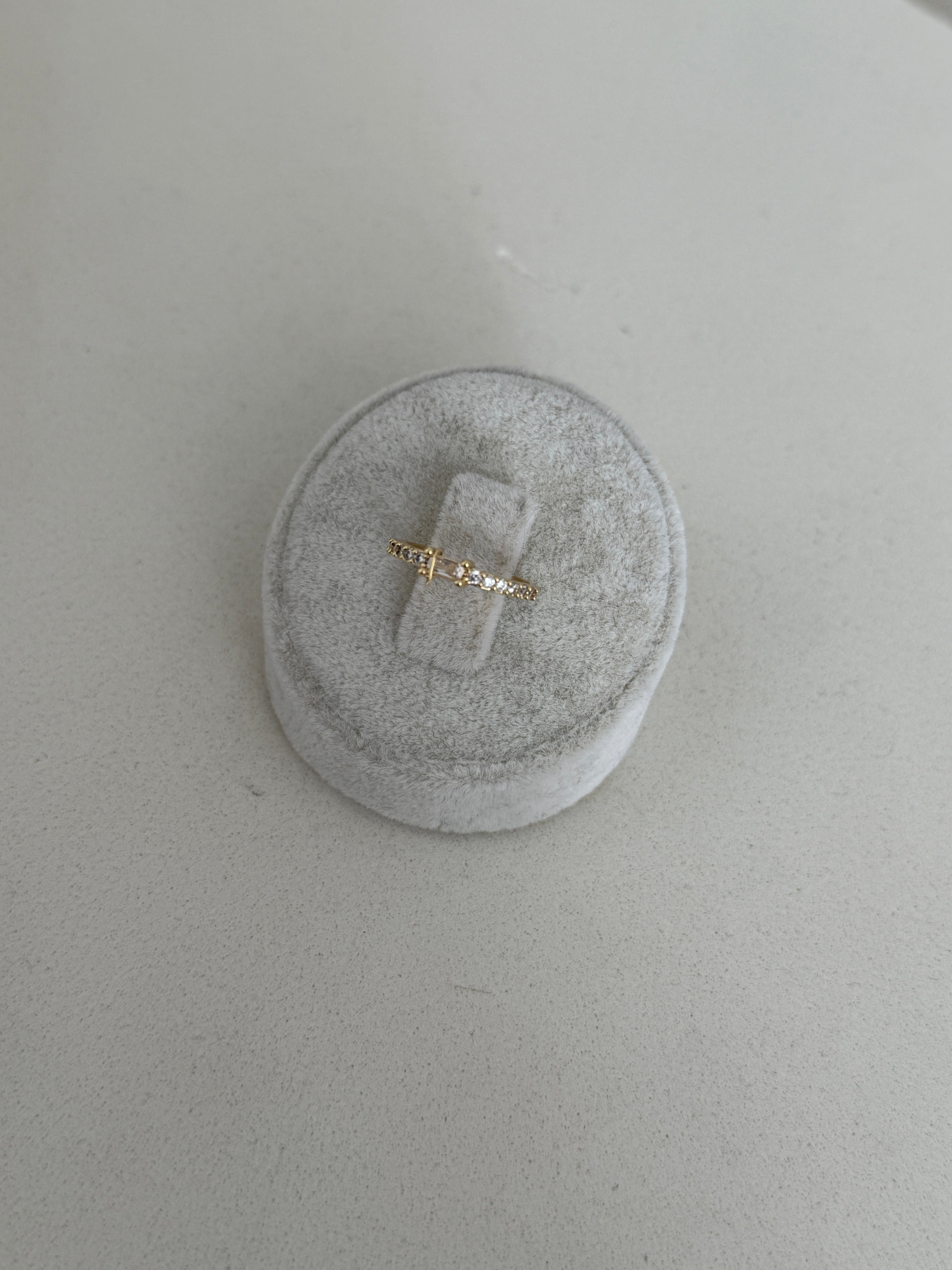 İnce taşlı serçe parmak yüzüğü