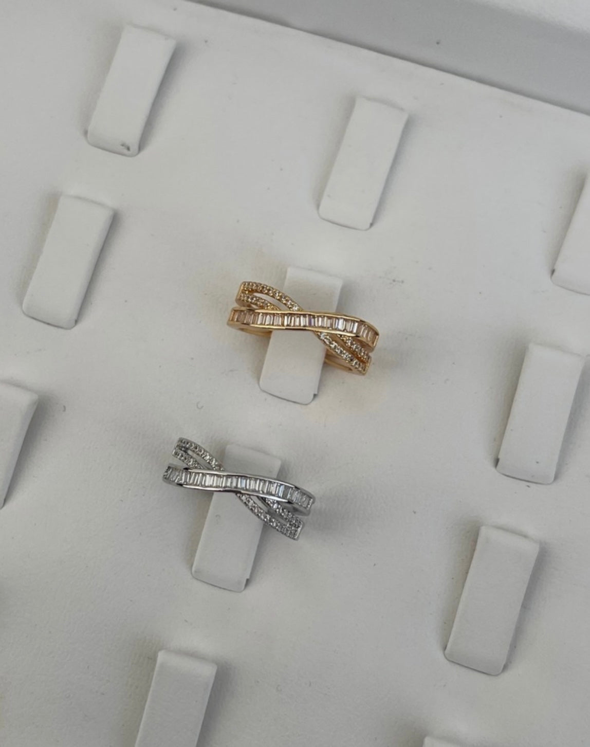 Çapraz köşegenli full taşlı yüzük