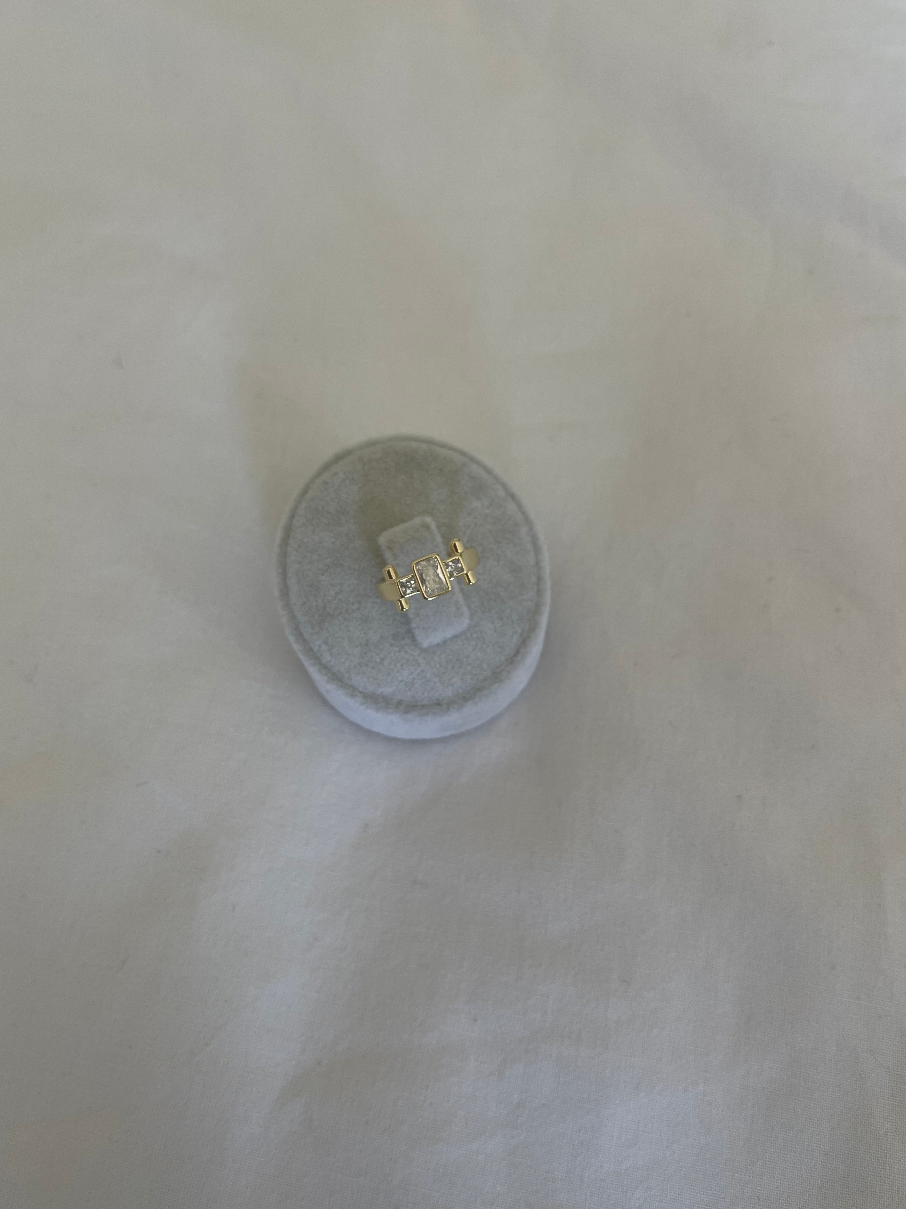 Beyaz taş serçe parmak yüzüğü