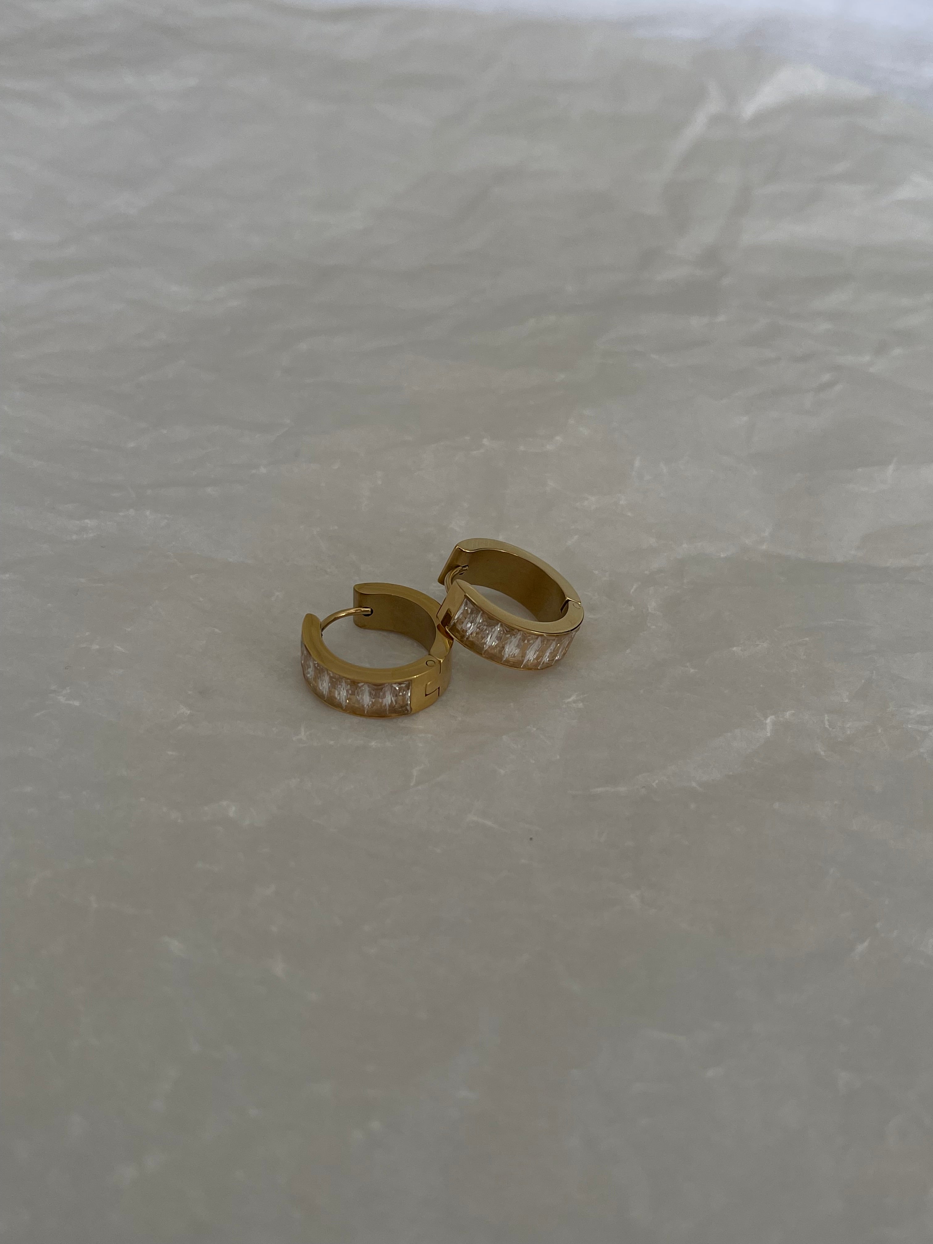 Çelik baget taşlı küpe