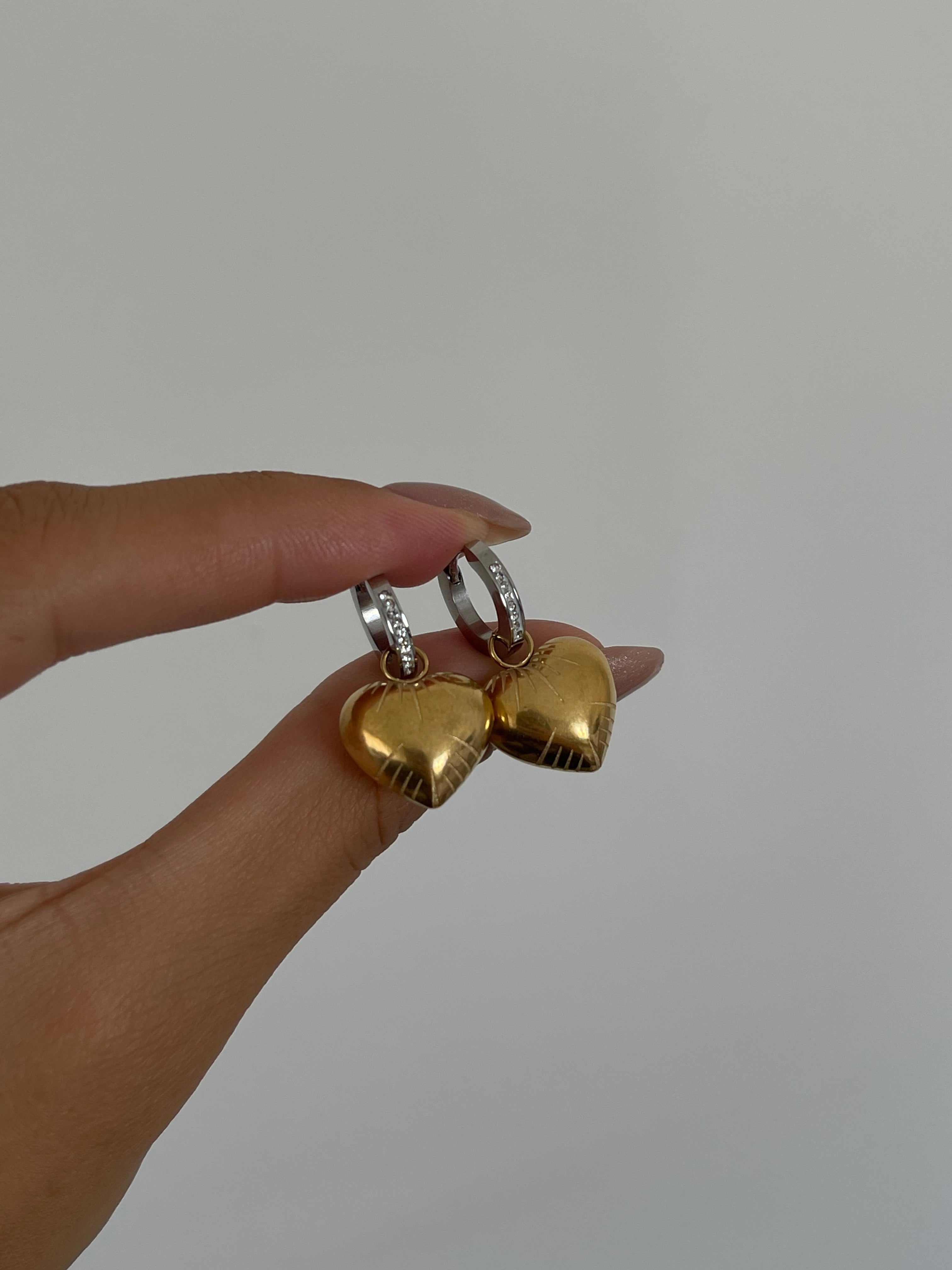 Çelik bombeli kalp küpe