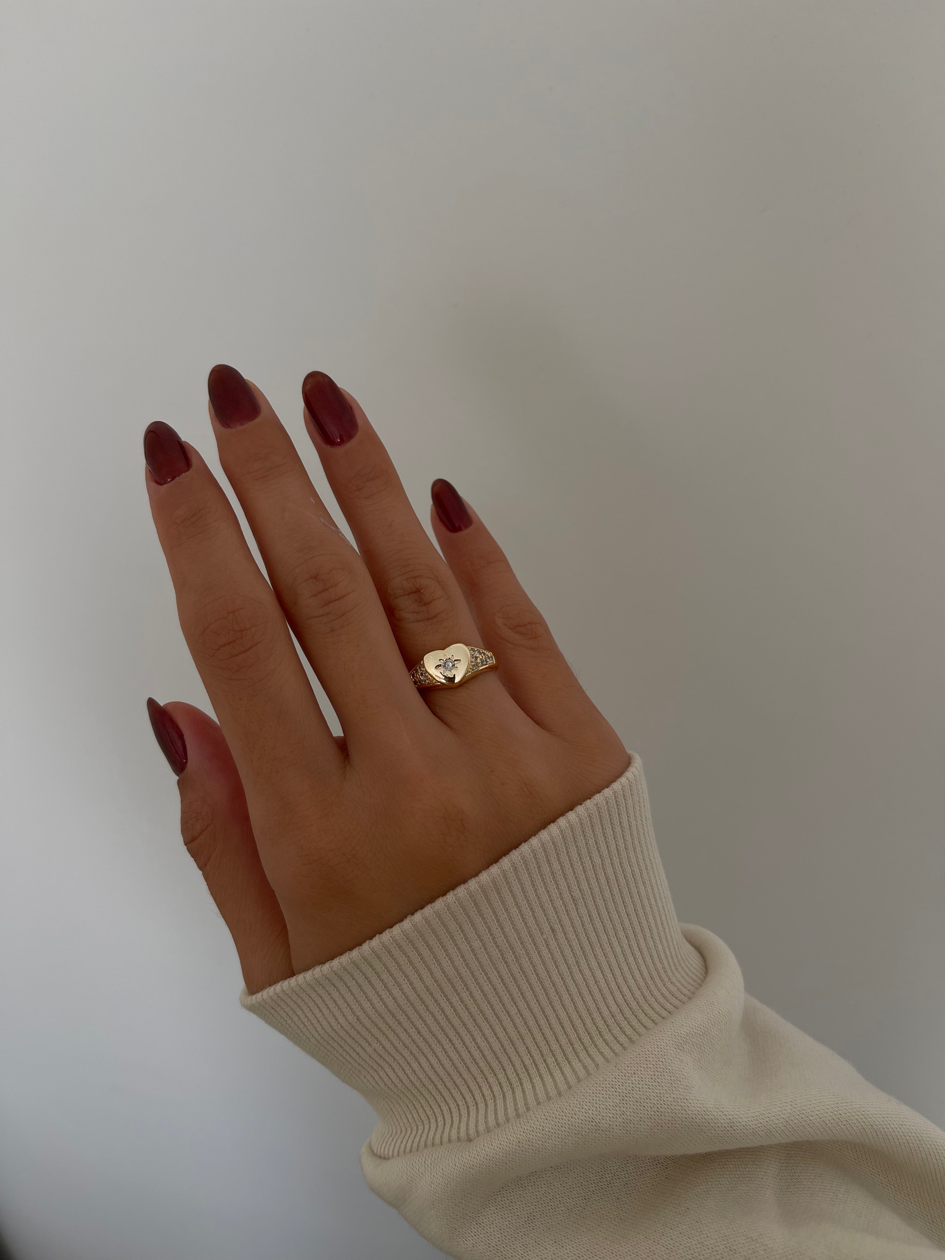 Taşlı plaka kalp yüzük