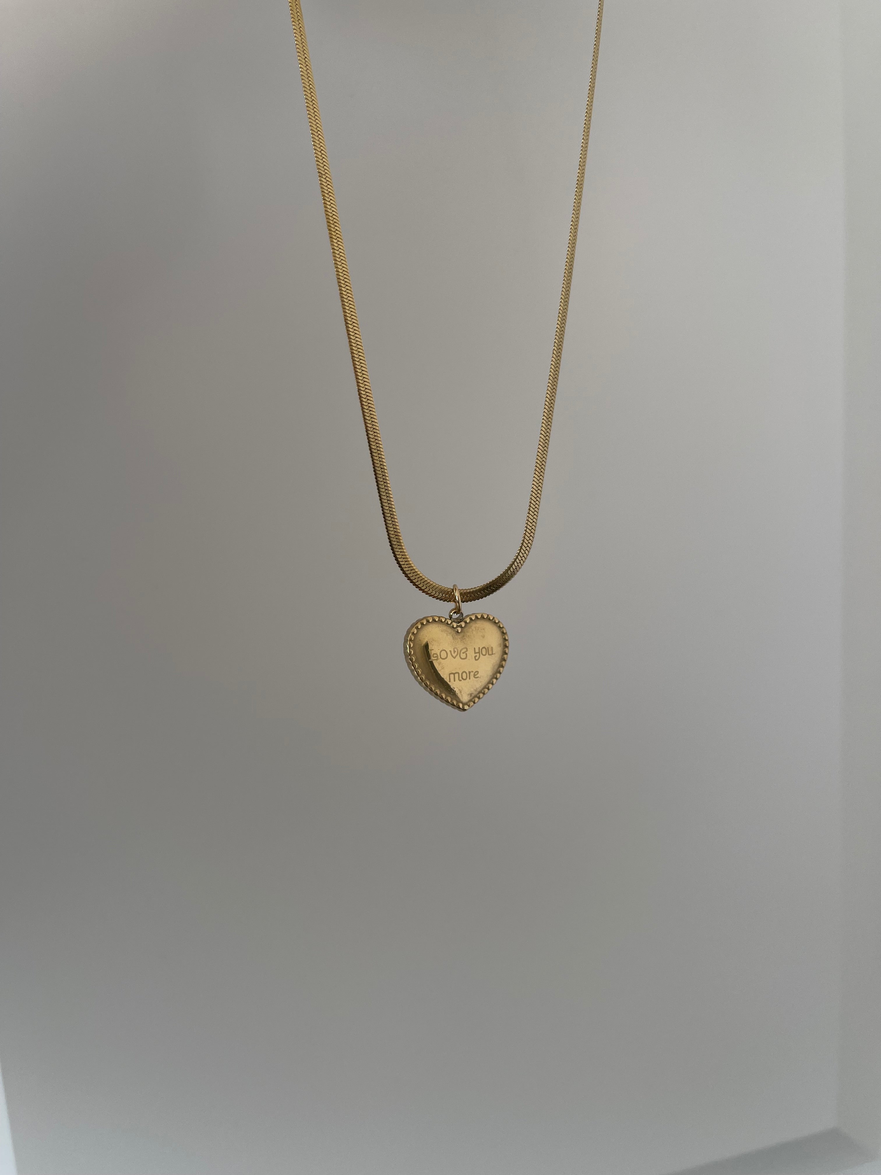 Çelik yazı detay kalp kolye