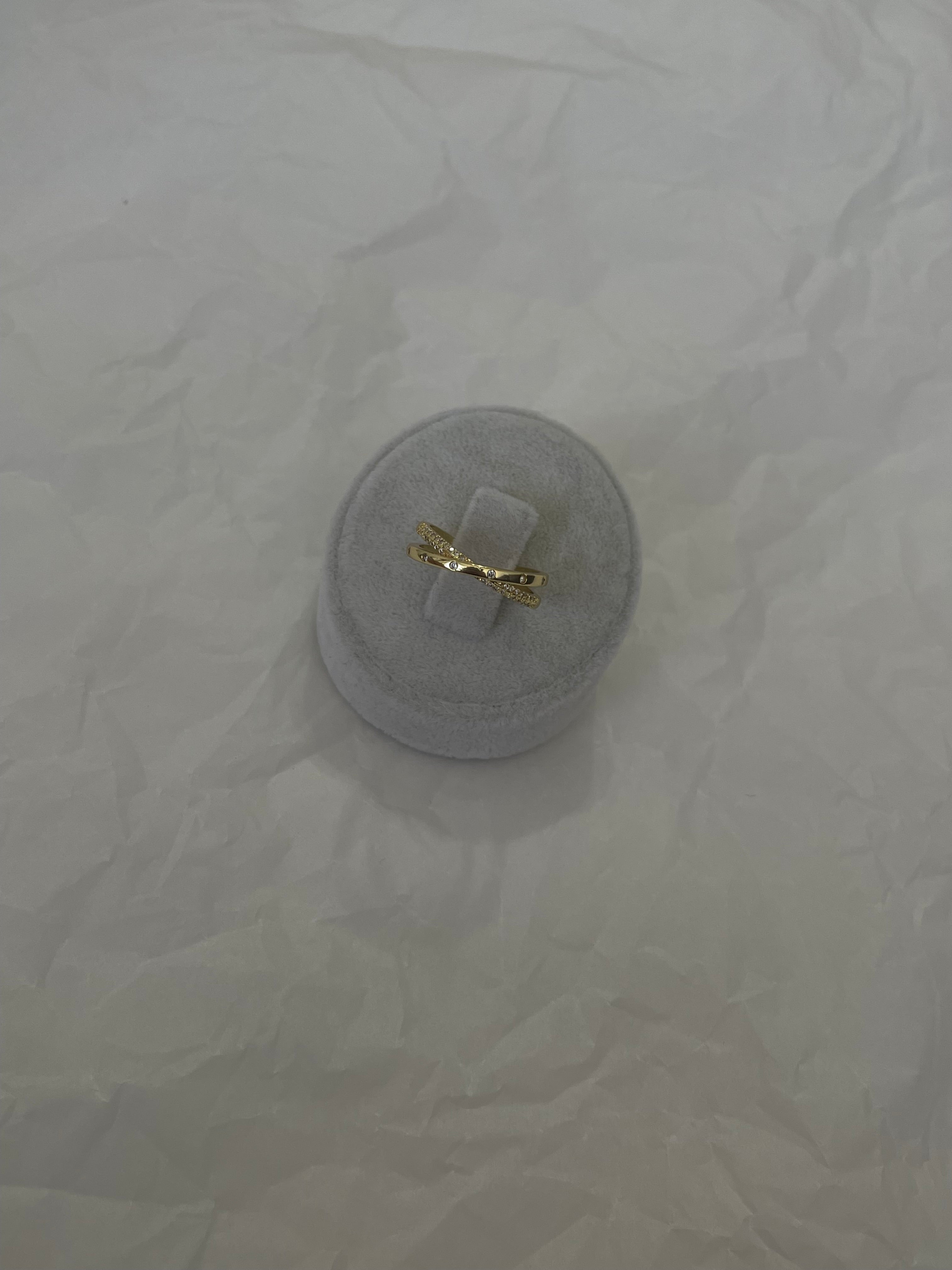 Mini taşlı çapraz yüzük