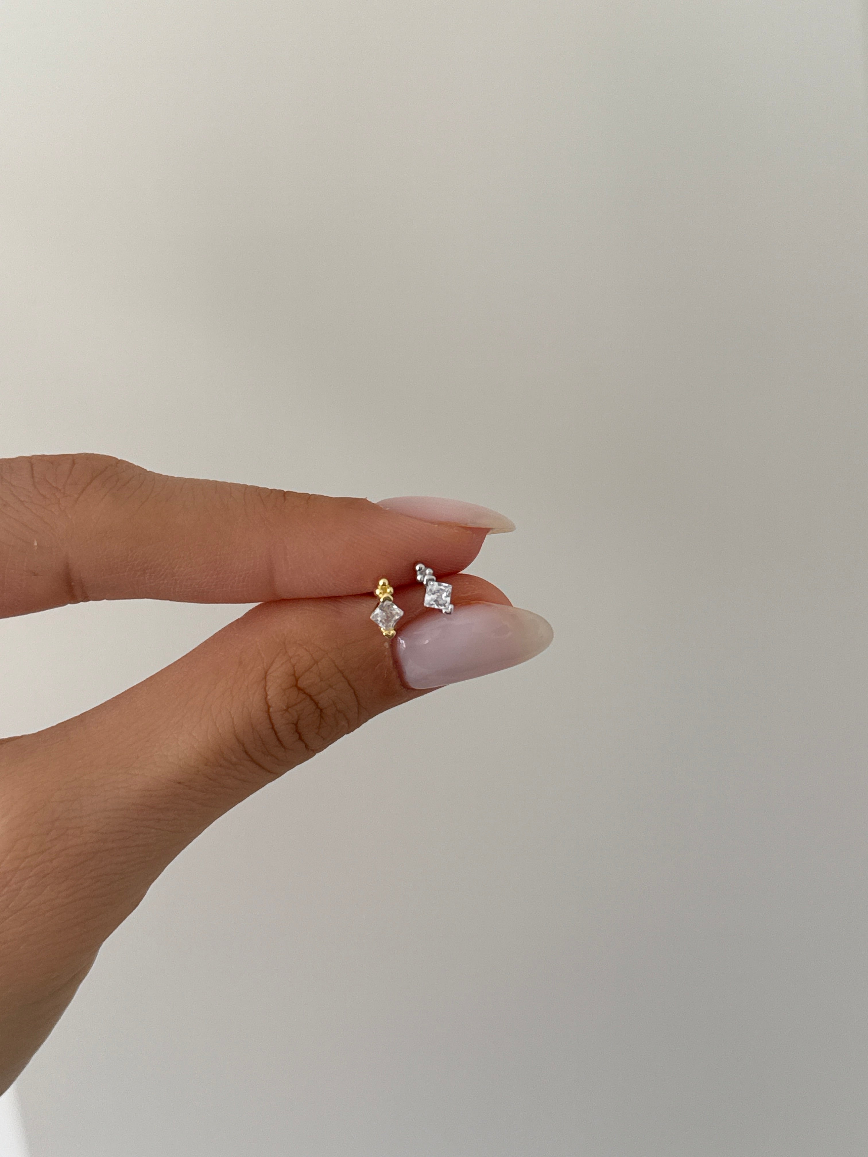 925 gümüş mini köşegen taş piercing