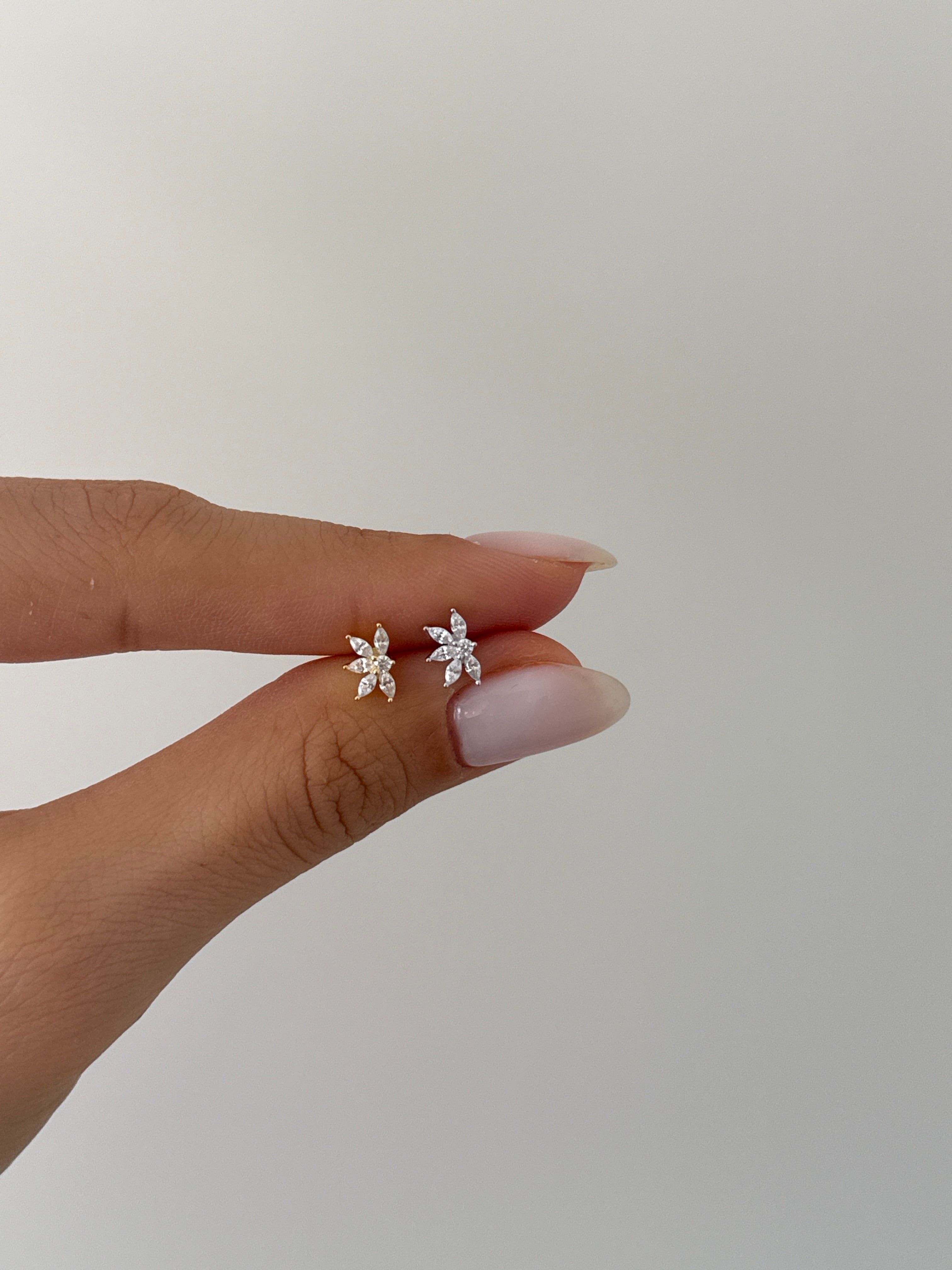 925 gümüş eğimli çiçek piercing